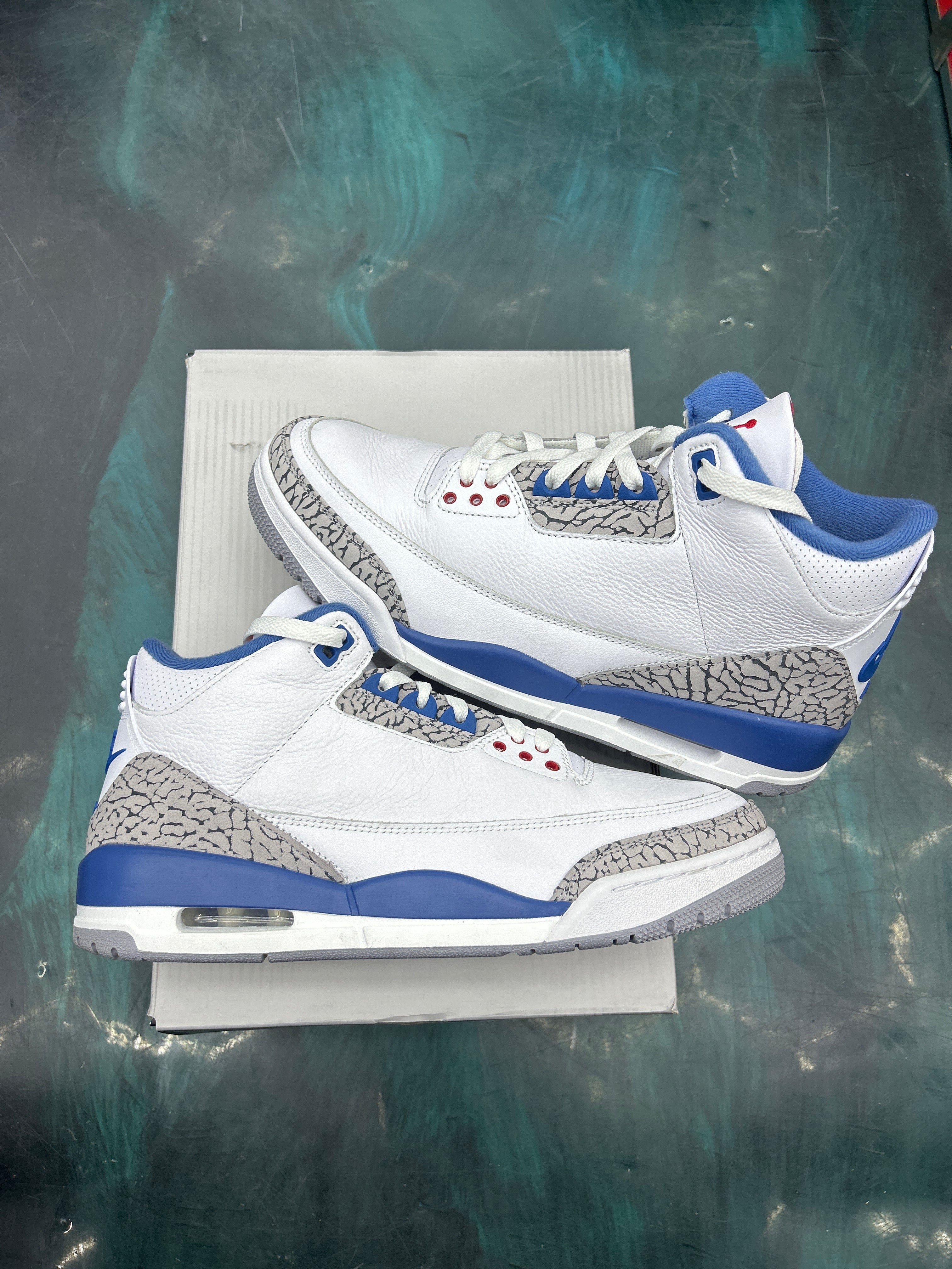 JORDAN 3 RETRO TRUE BLUE PRE OWNED SIZE 10