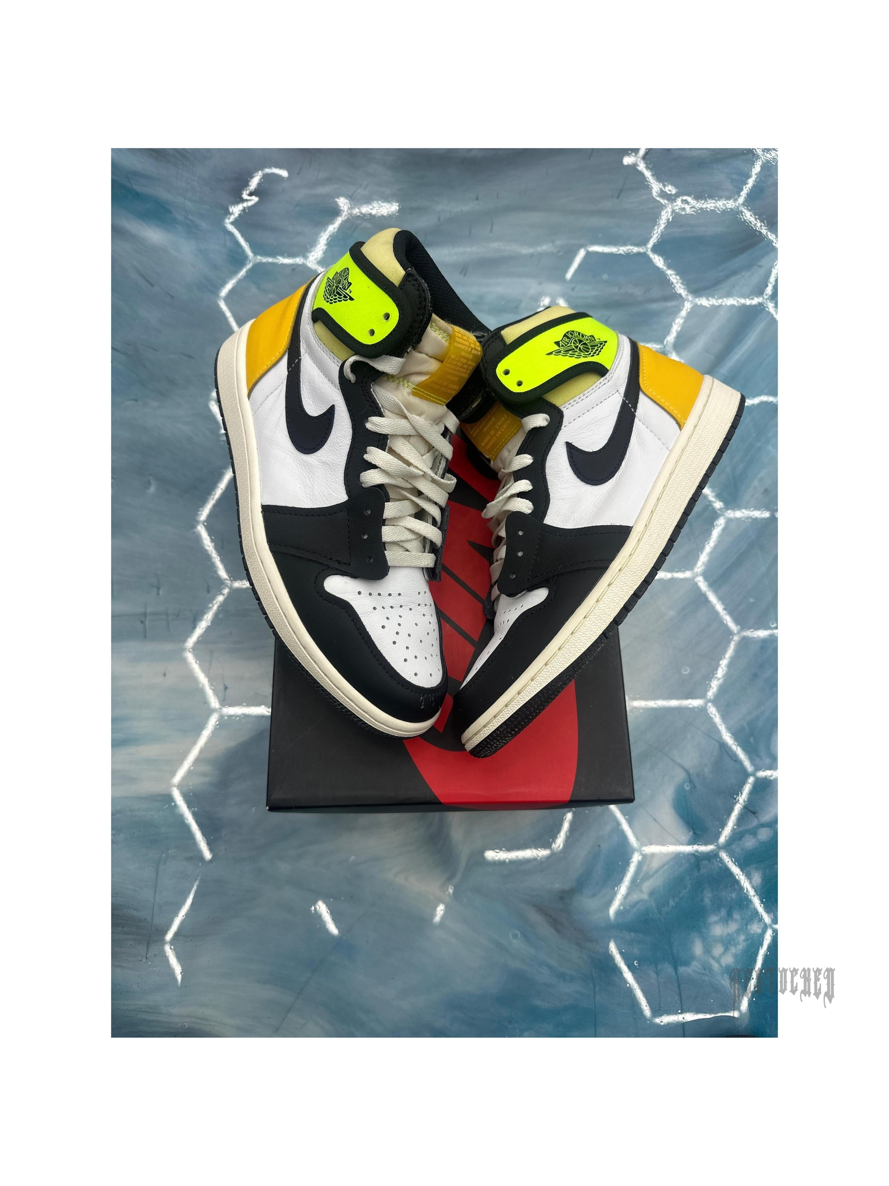 JORDAN 1 RETRO HIGH WHITE BLACK VOLT UNIVERSITY GOLD PRE OWNED SIZE 8.5