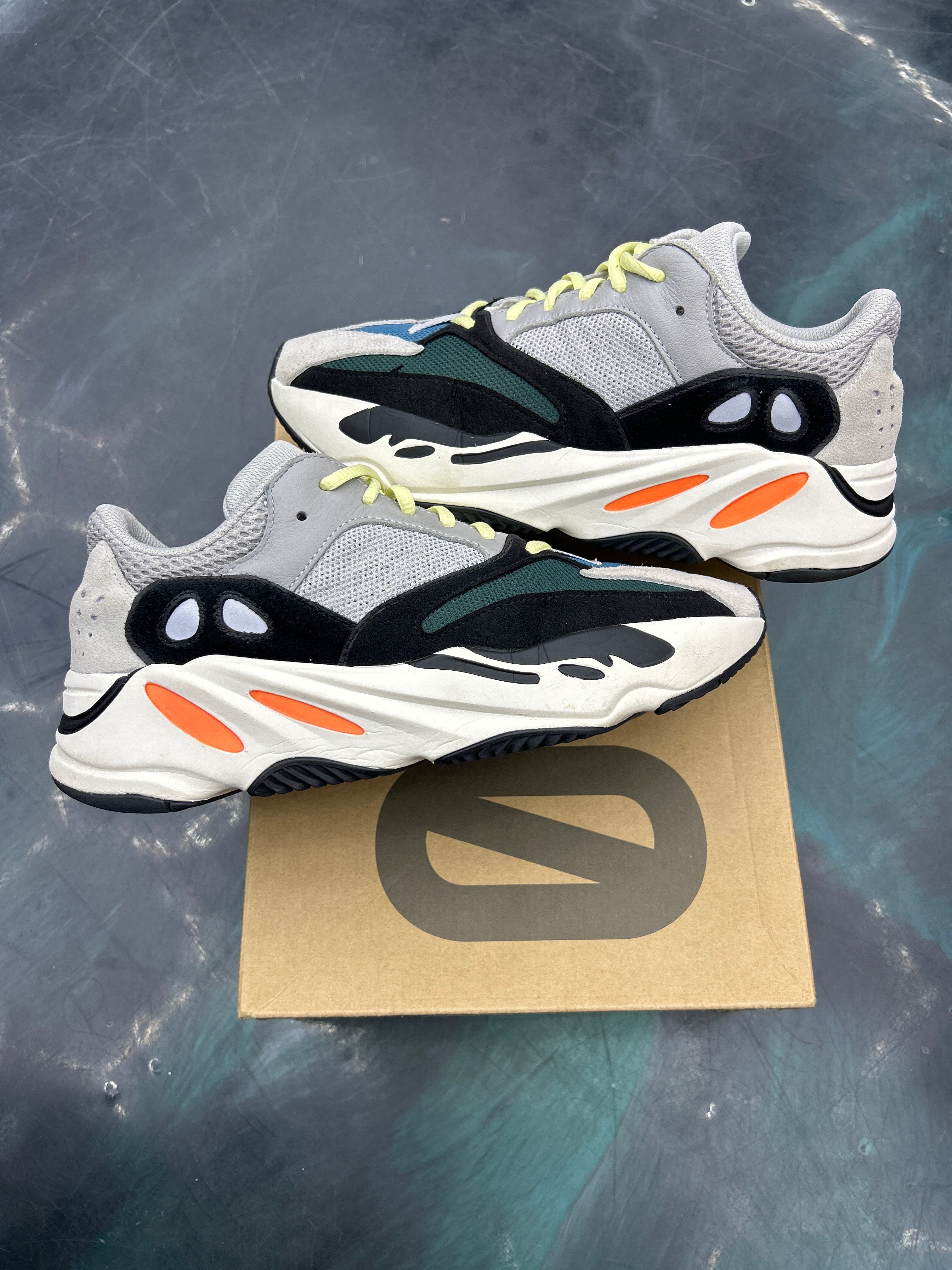 ADIDAS YEEZY BOOST 700 WAVE RUNNER PRE OWNED SIZE 9