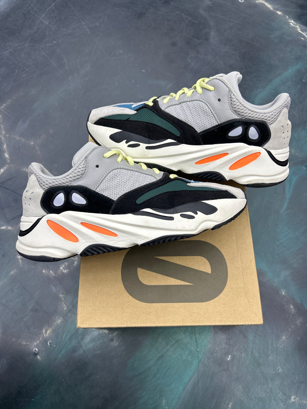 ADIDAS YEEZY BOOST 700 WAVE RUNNER PRE OWNED SIZE 9