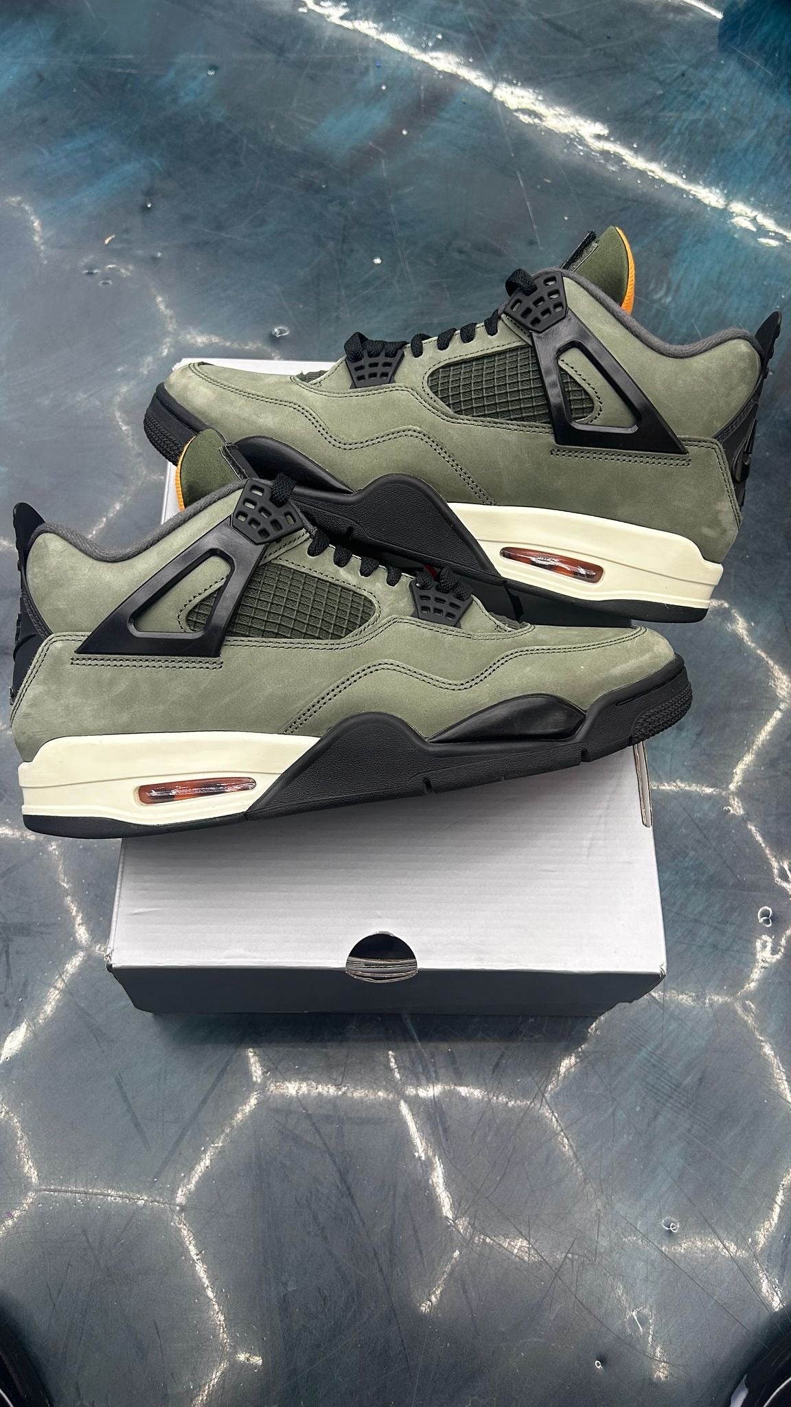 JORDAN 4 RETRO UNDEFEATED PRE OWNED SIZE 11