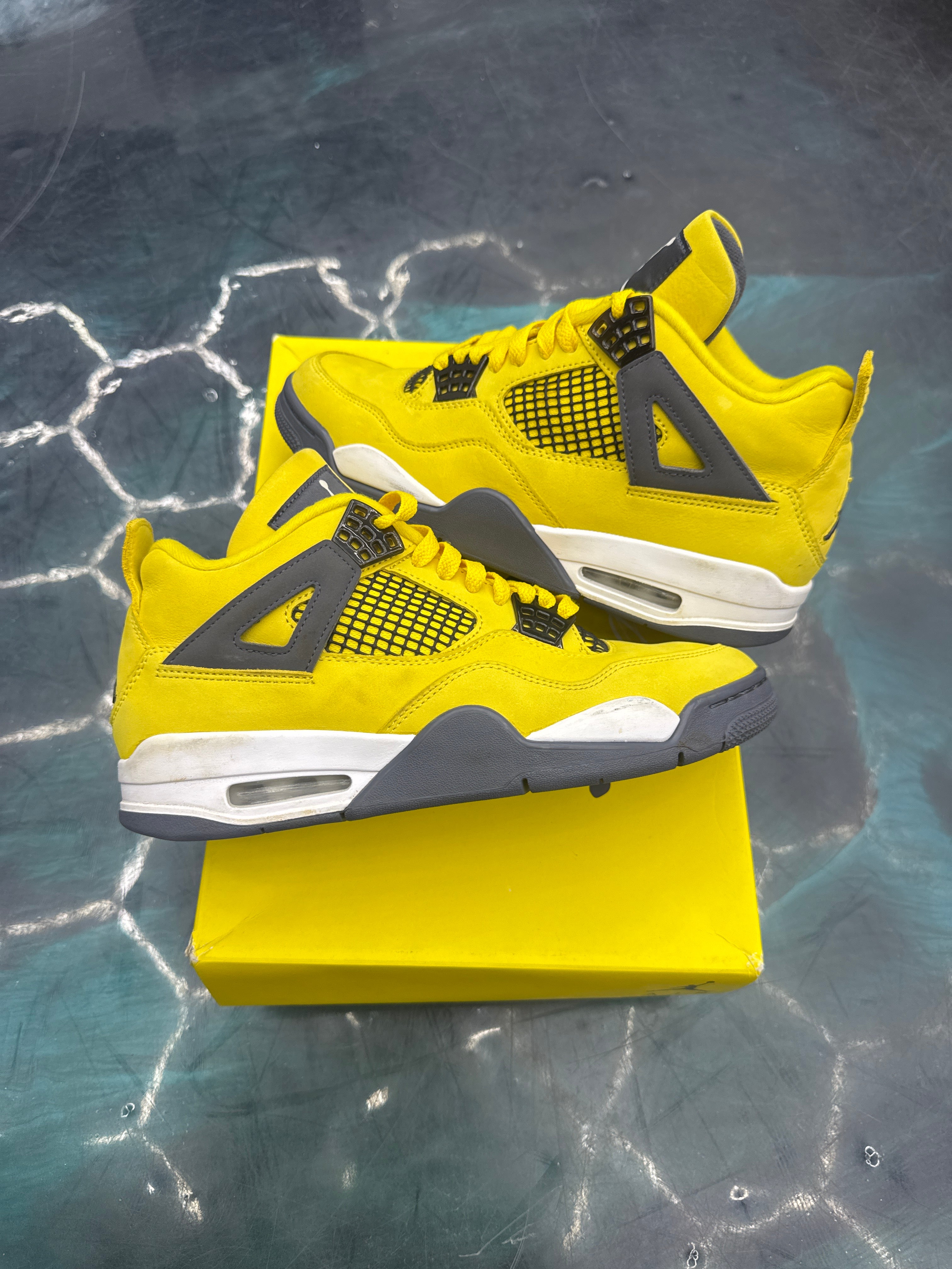 JORDAN 4 RETRO LIGHTNING PRE OWNED SIZE 8