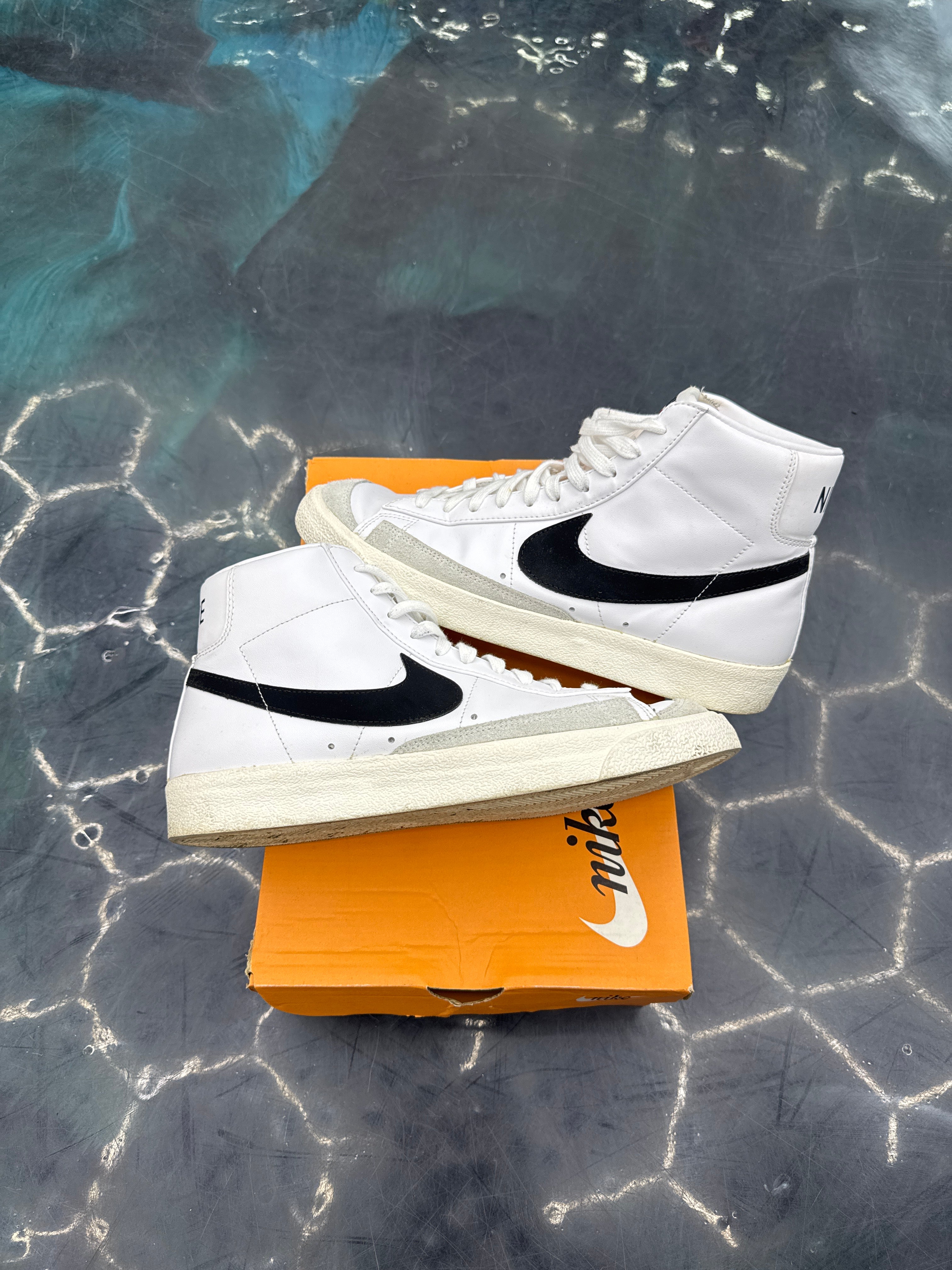 NIKE BLAZER MID 77 VINTAGE WHITE BLACK PRE OWNED SIZE 10.5