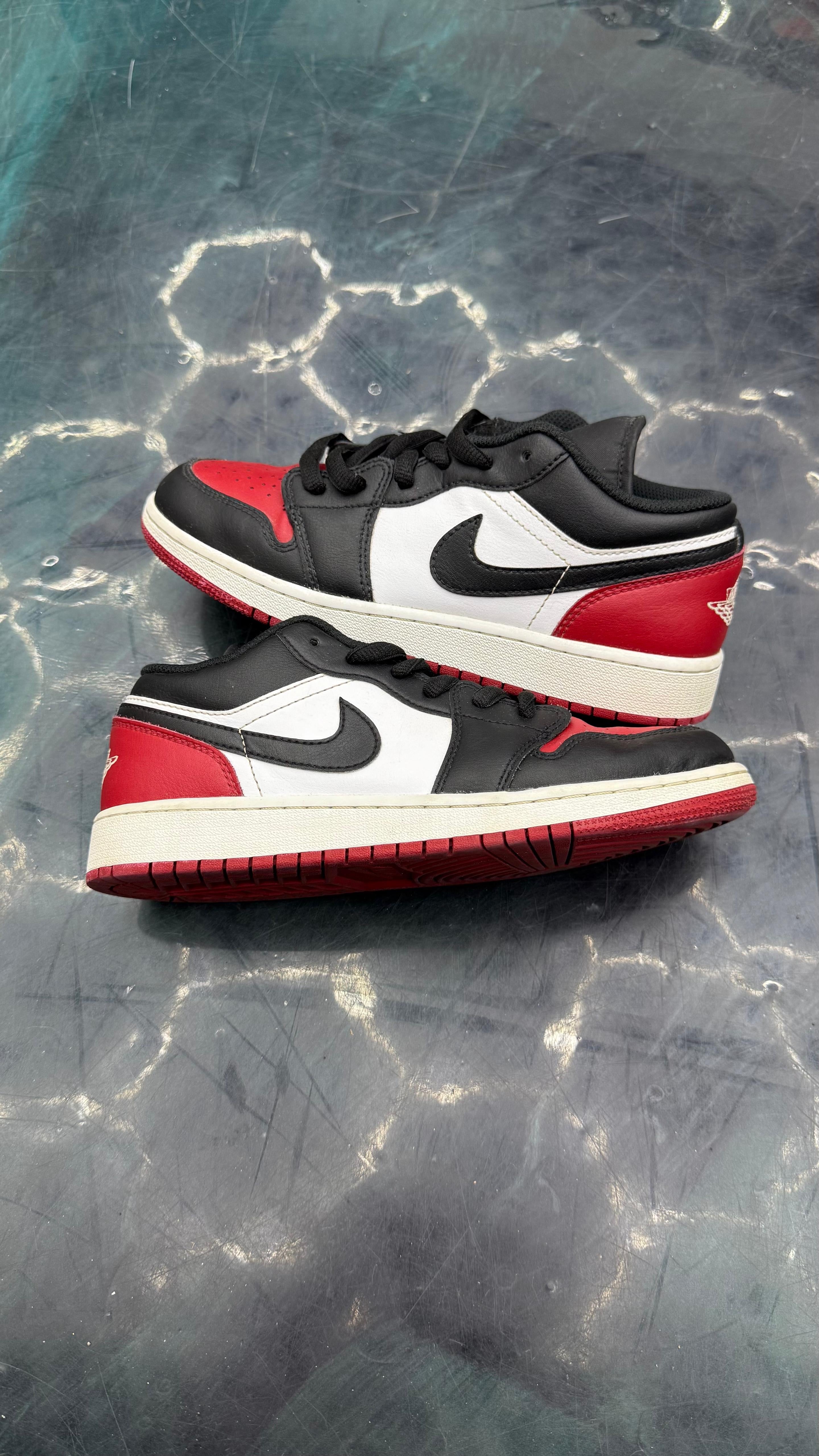JORDAN 1 LOW BRED TOE PRE OWNED SIZE 6Y NO BOX