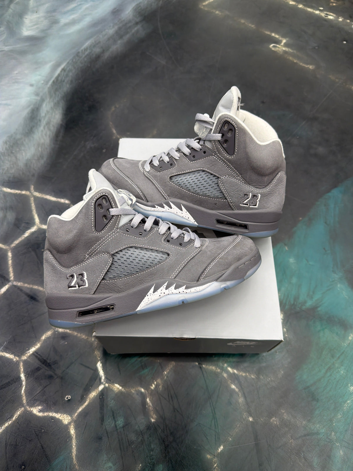 JORDAN 5 RETRO WOLF PRE OWNED SIZE 8.5