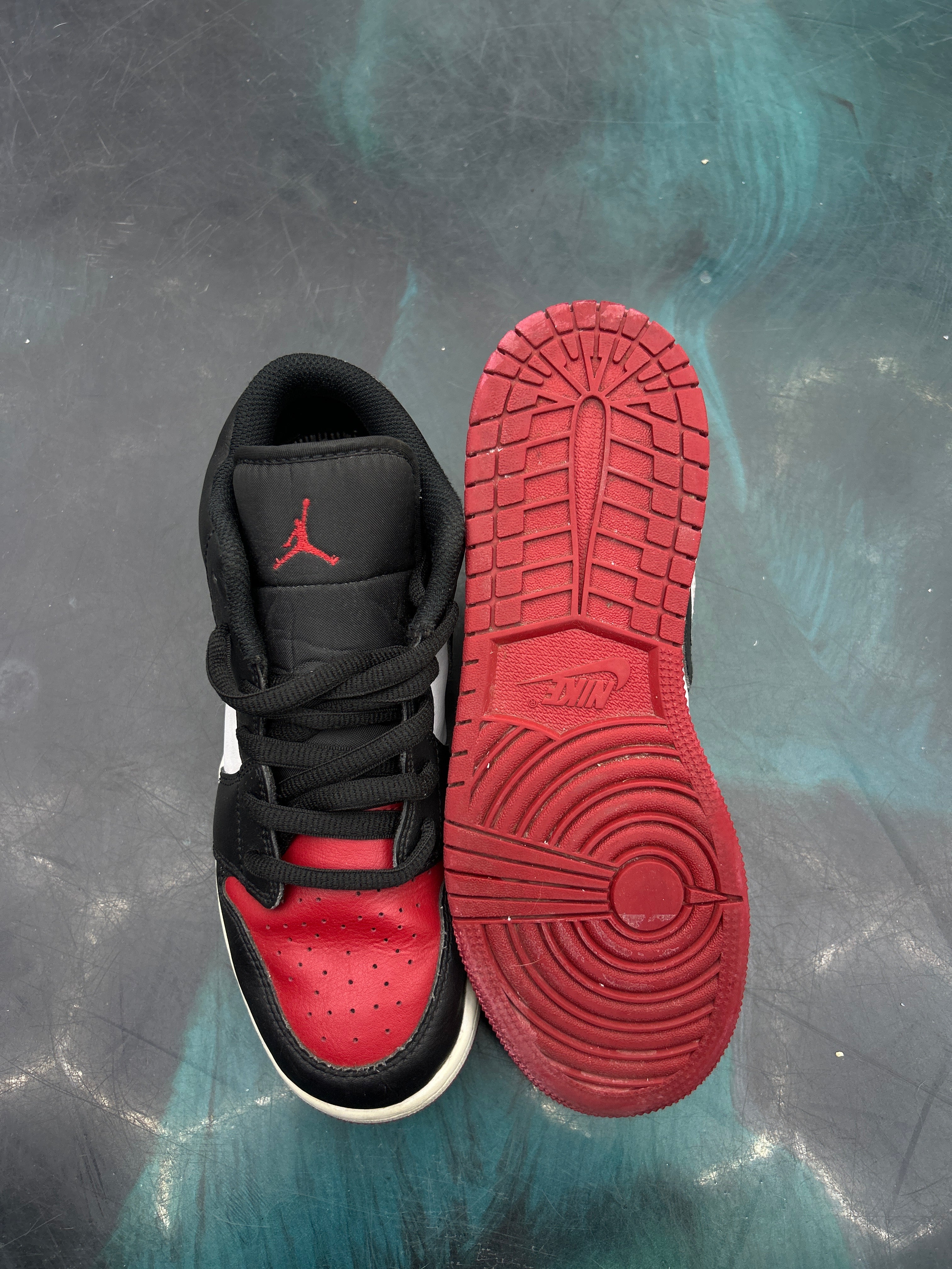 JORDAN 1 LOW BRED TOE PRE OWNED SIZE 6Y NO BOX