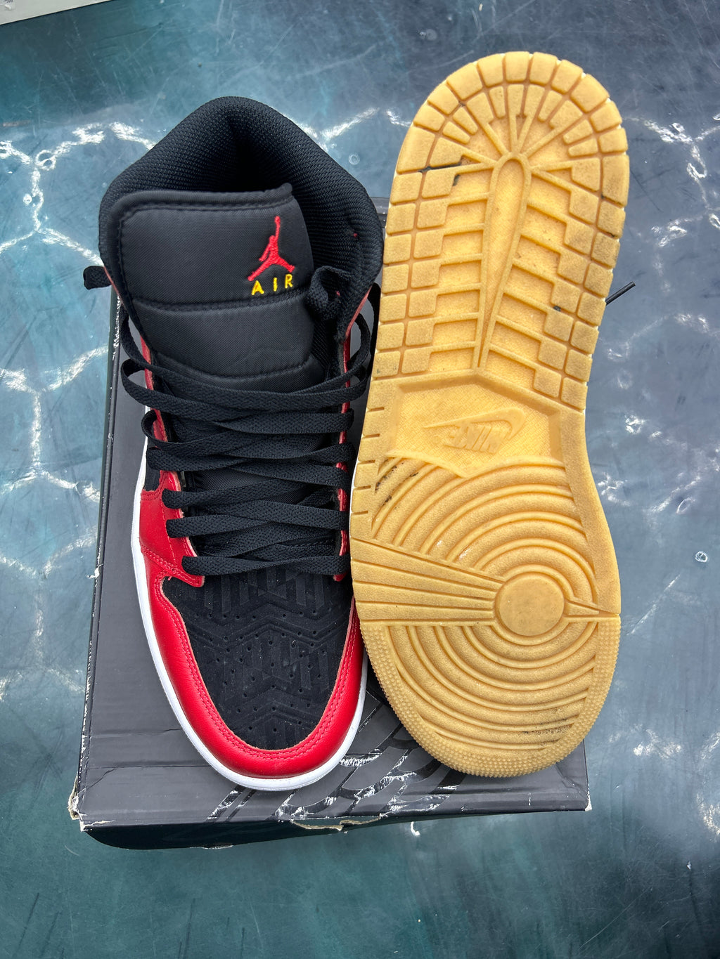 JORDAN 1 MID SE CHRISTMAS PRE OWNED SIZE 10
