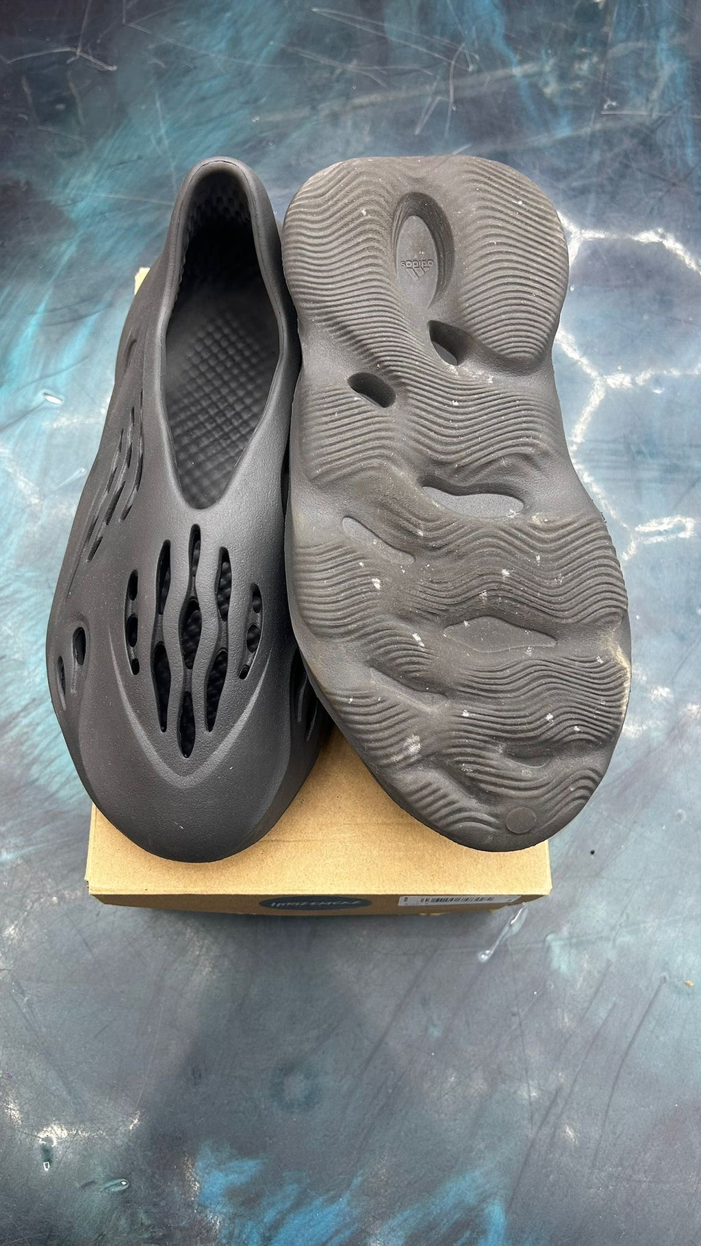 ADIDAS YEEZY FOAM RNNR PRE OWNED SIZE 9