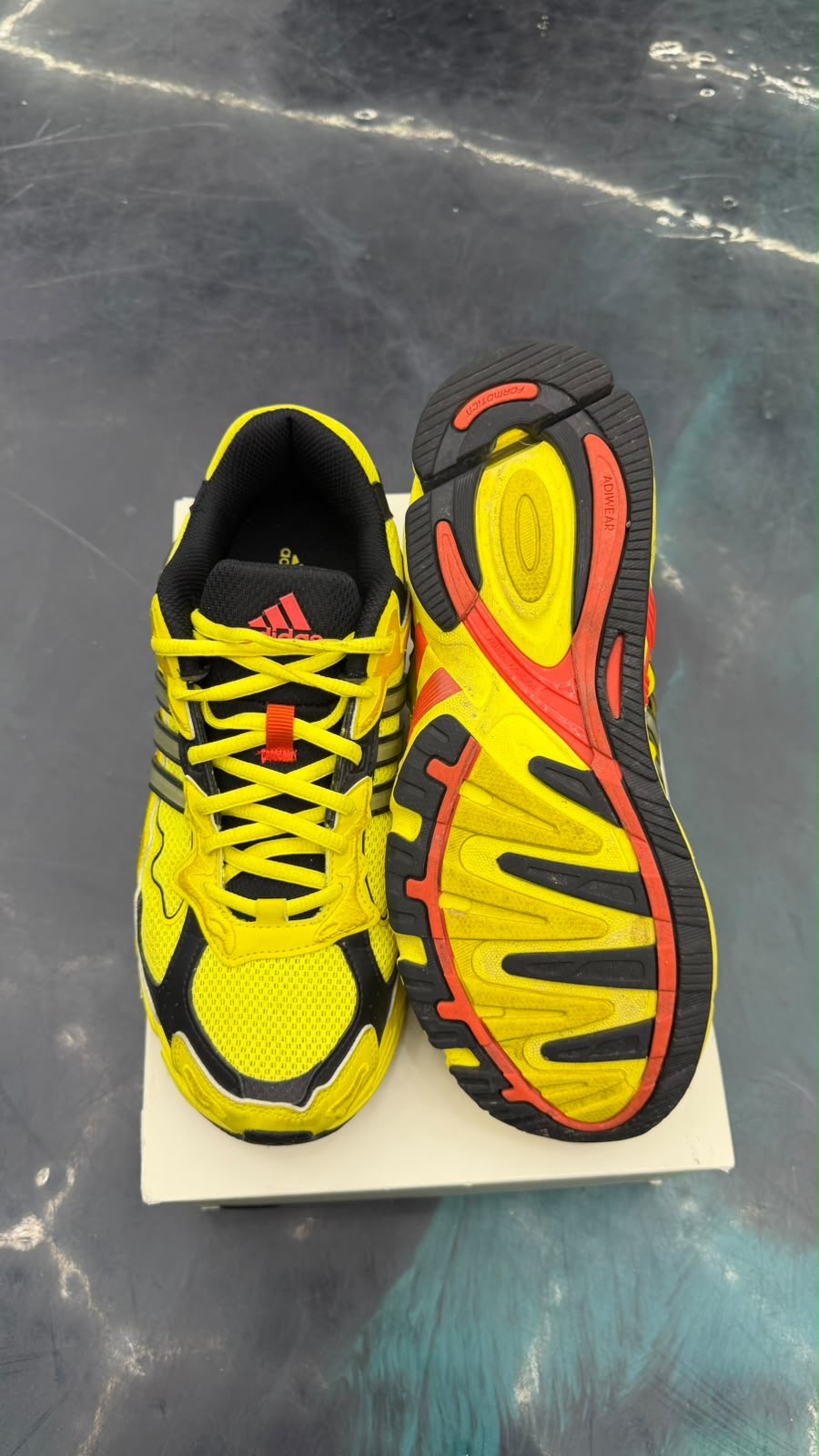 ADIDAS RESPONSE CL BAD BUNNY YELLOW PRE OWNED SIZE 11.5