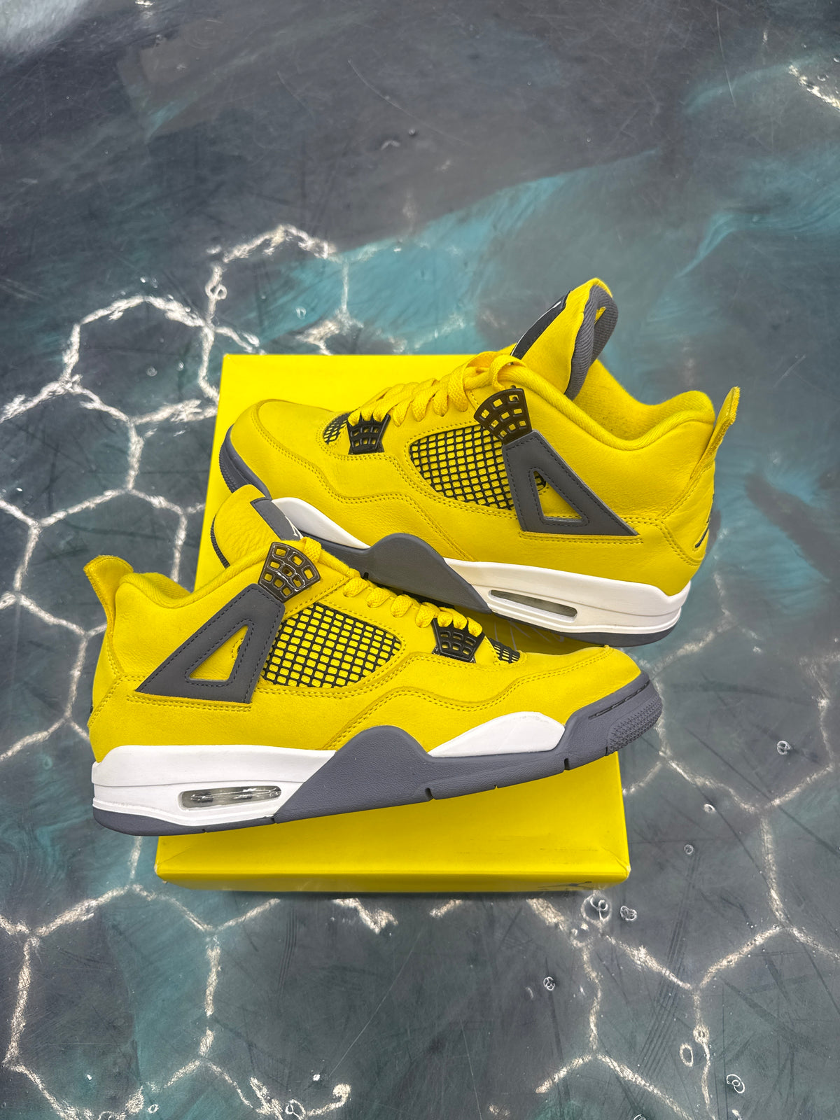 JORDAN 4 RETRO EN LIGHTNING PRE OWNED SIZE 10.5