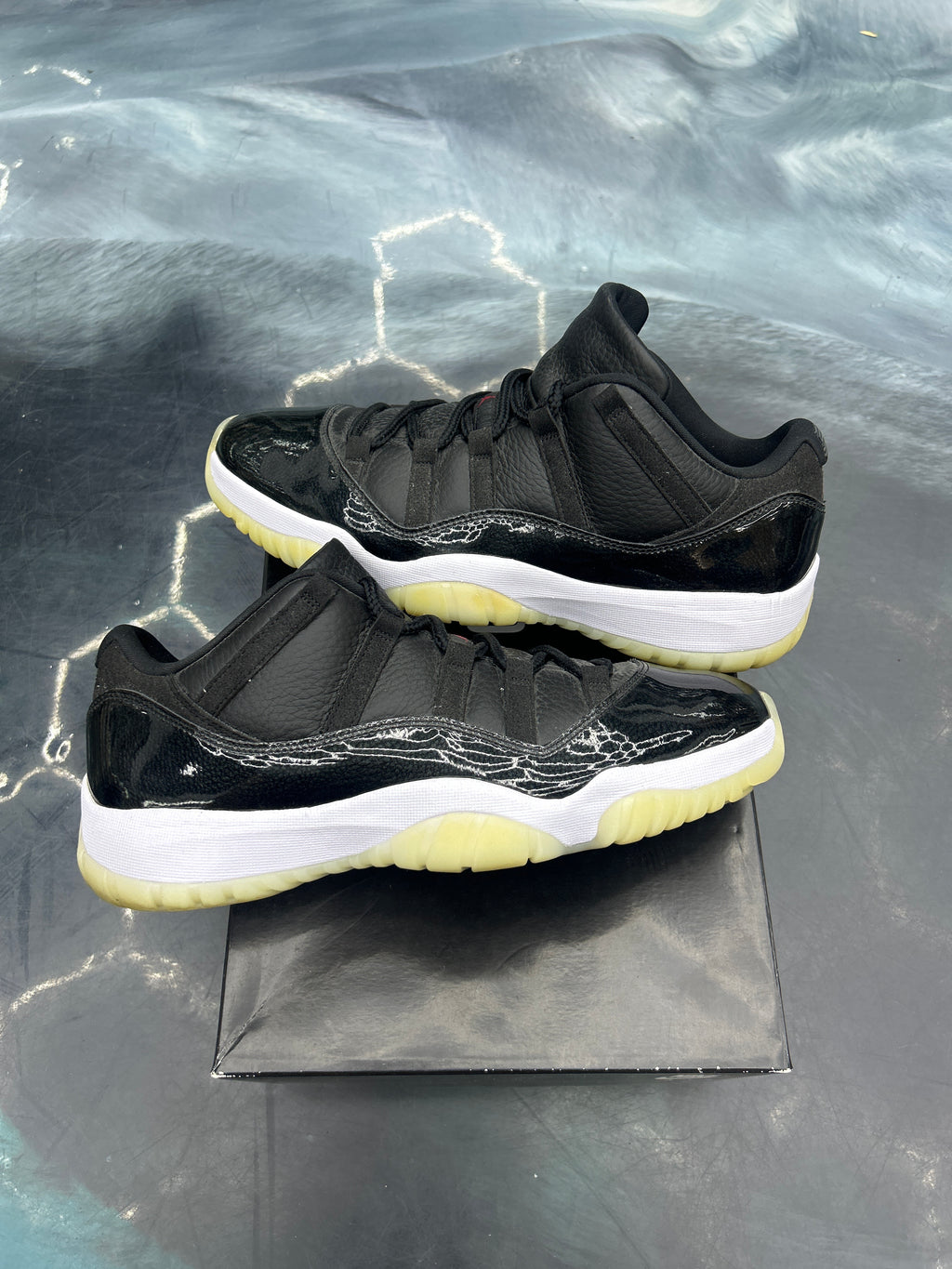 JORDAN 11 RETRO LOW 72-10 PRE OWNED SIZE 12