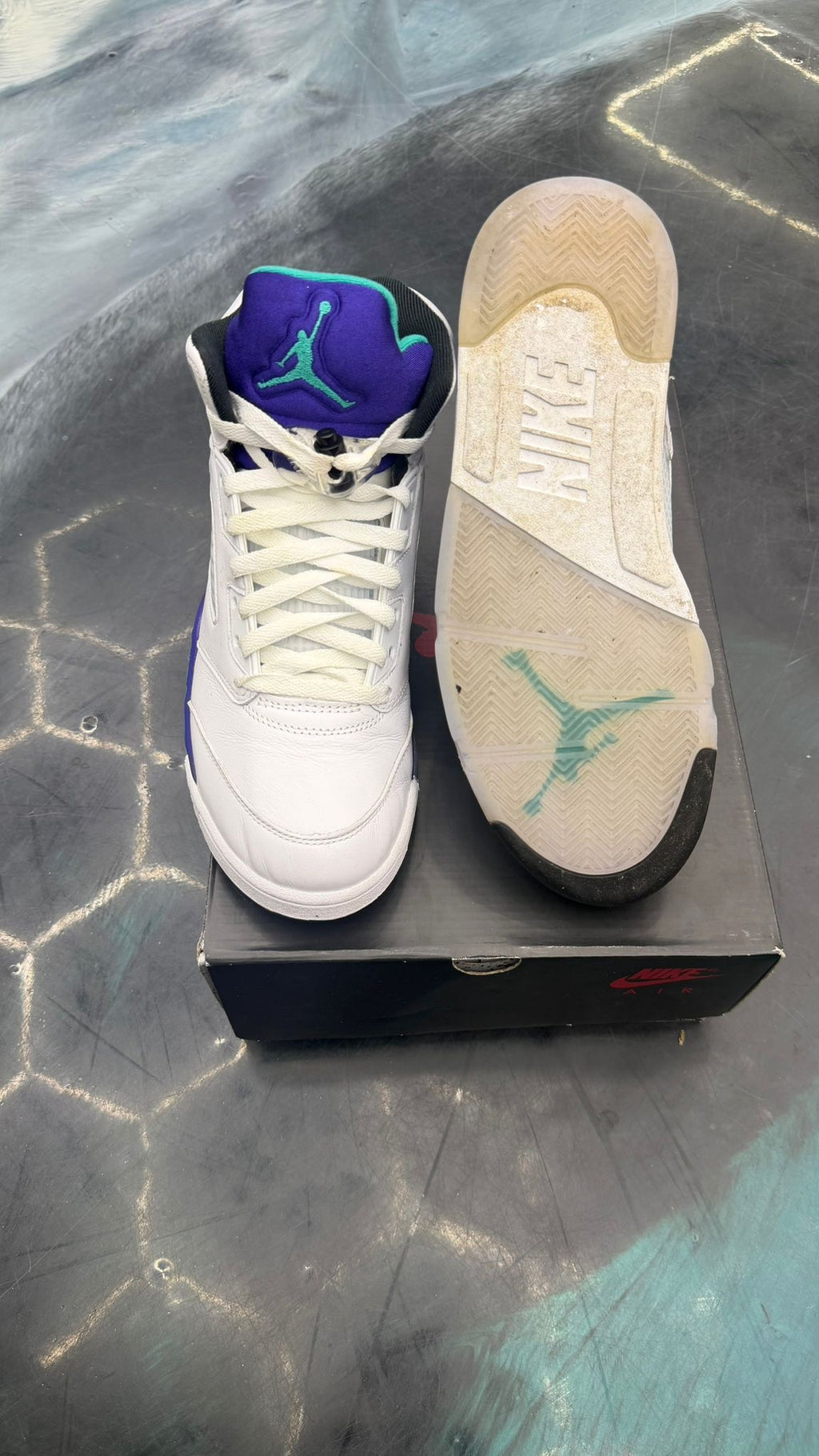 JORDAN 5 RETRO GRAPE PRE OWNED SIZE 10
