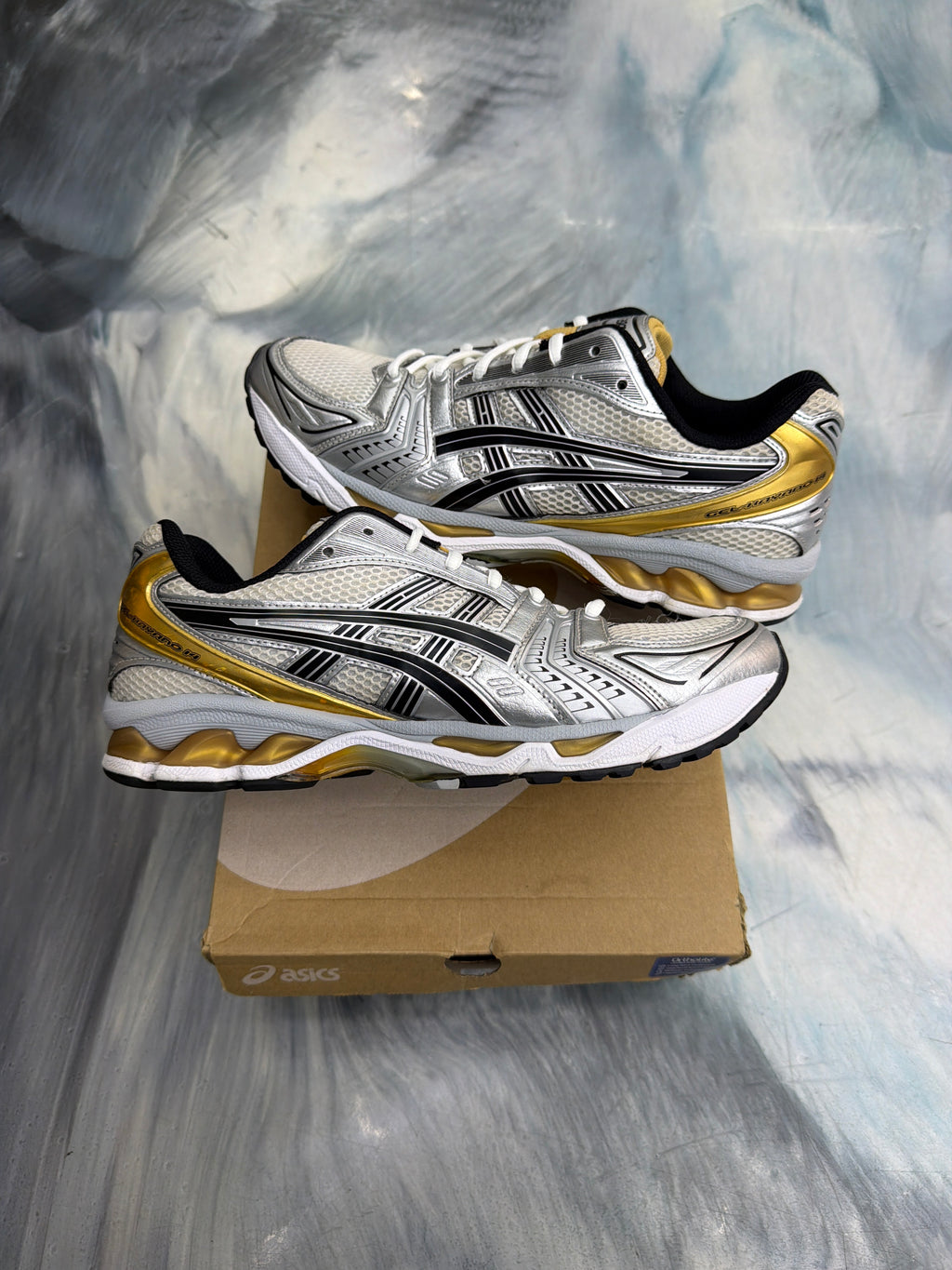 ASICS GEL KAYANO WHITE PURE GOLD PRE OWNED SIZE 10.5