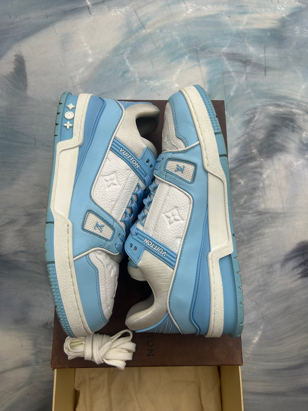 LOUIS VUITTON TRAINER LOW WHITE SKY BLUE PRE OWNED SIZE 7.5LV / 9 USA