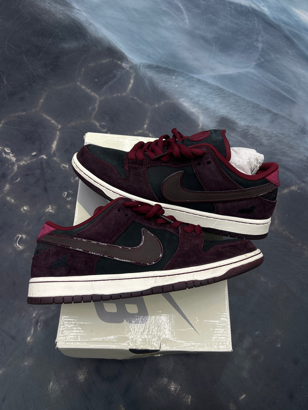 NIKE SB DUNK LOW RIOT SKATESHOP PRE OWNED SIZE 10.5