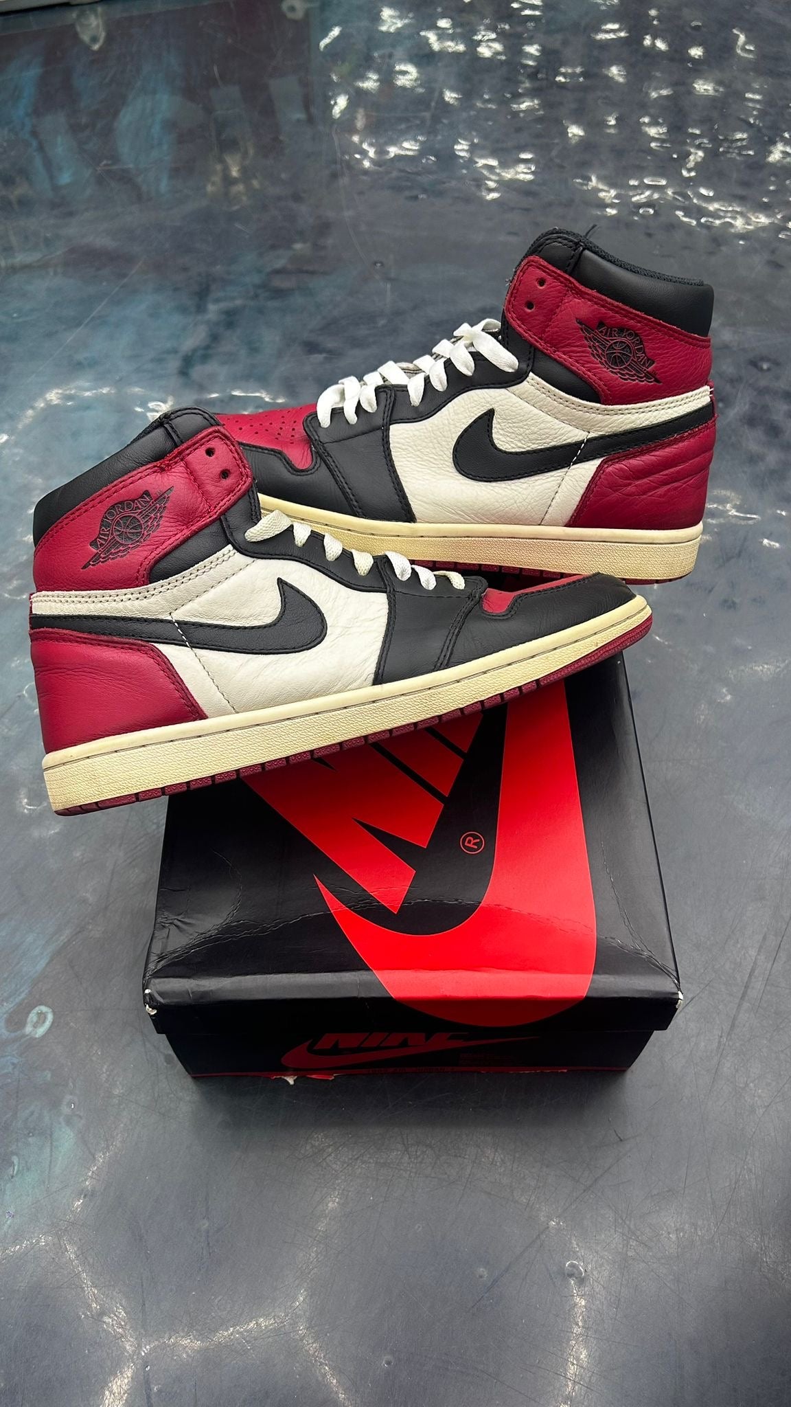 JORDAN 1 RETRO HIGH BRED TOE PRE OWNED SIZE 8