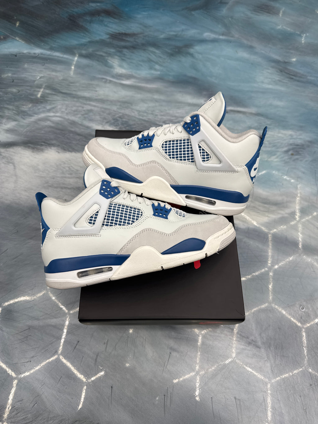 JORDAN 4 RETRO MILITARY BLUE PRE OWNED SIZE 8
