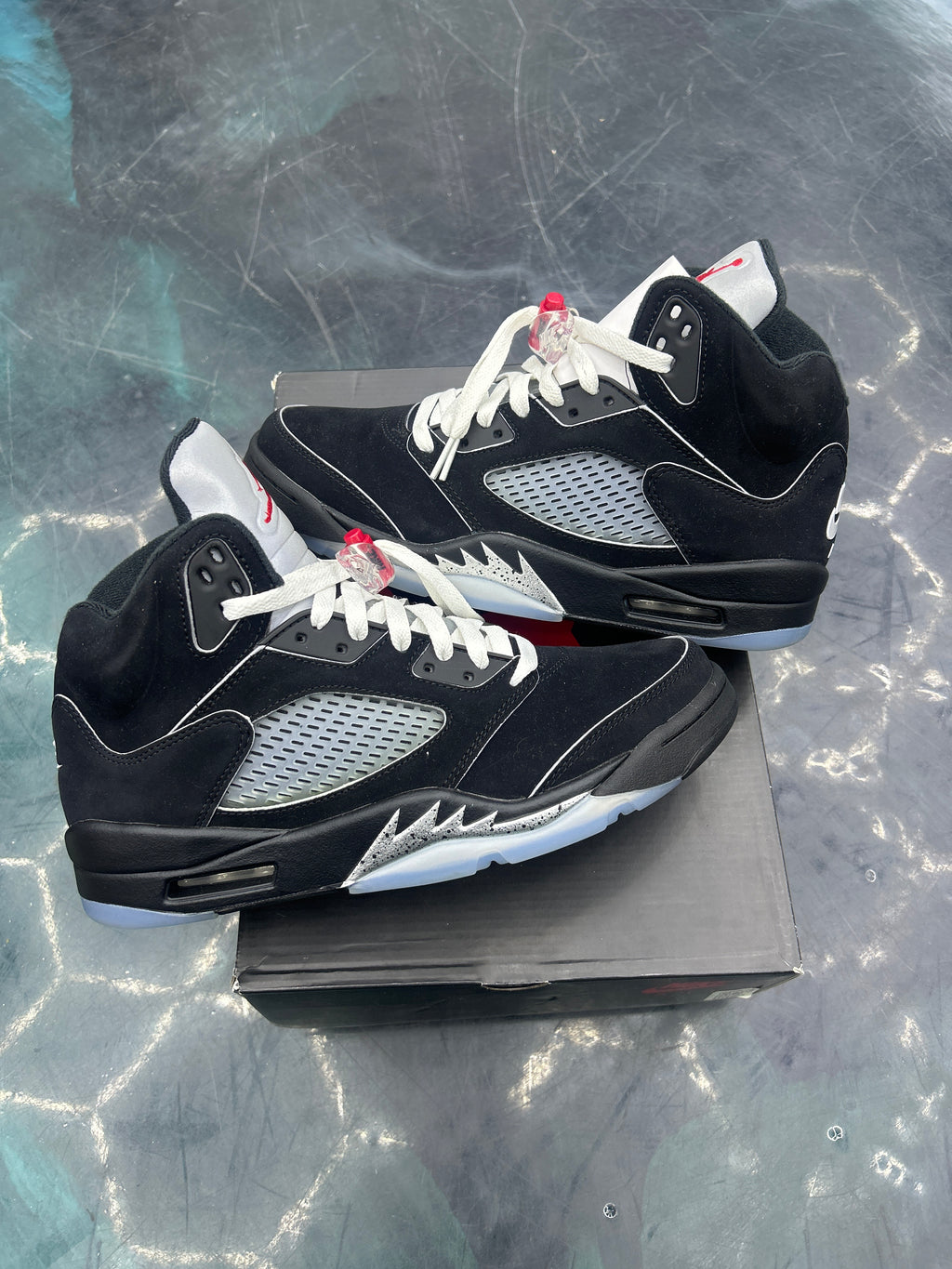 JORDAN 5 RETRO OG BLACK METALLIC REIMAGINED PRE OWNED SIZE 9.5