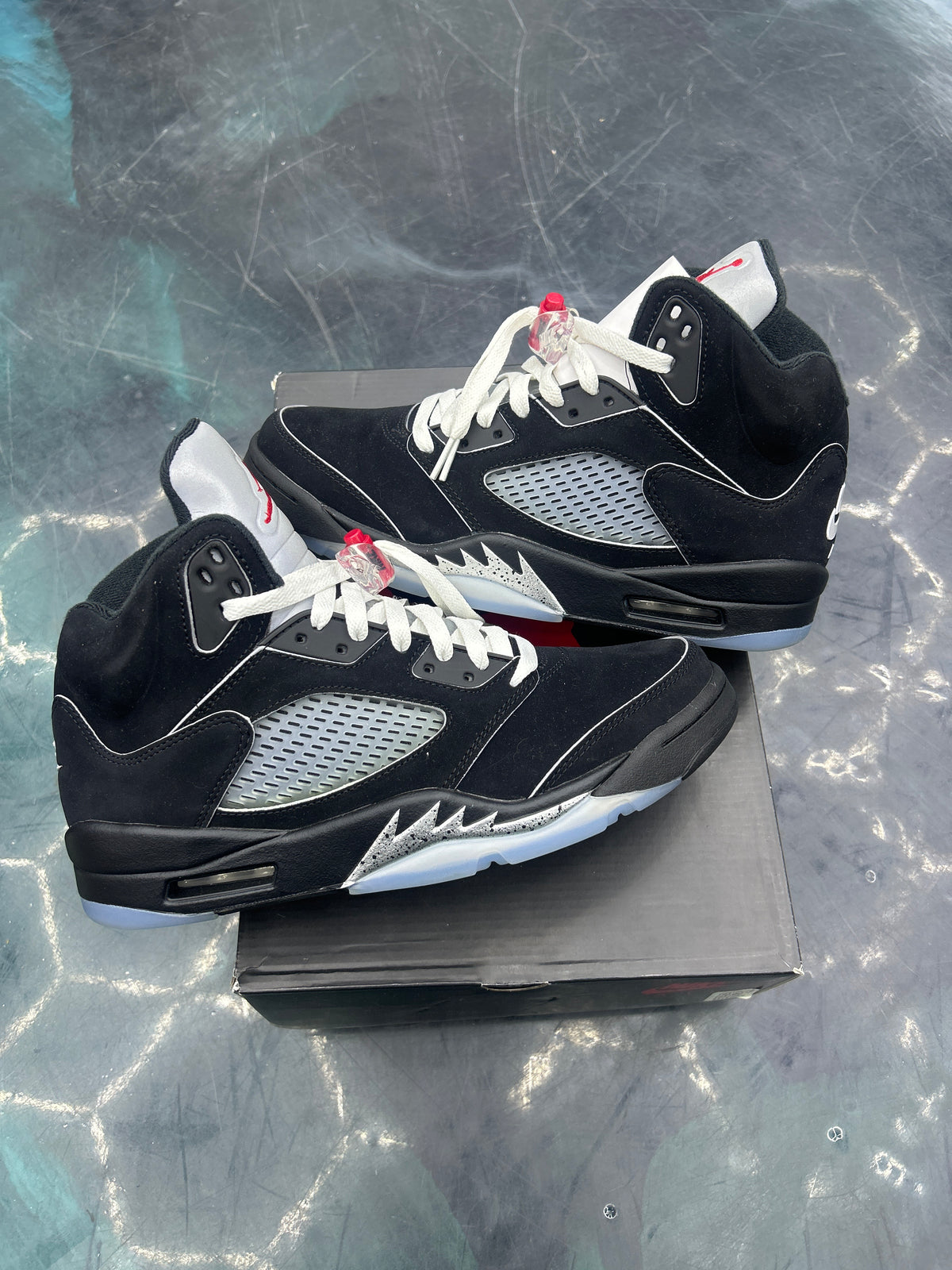 JORDAN 5 RETRO OG BLACK METALLIC REIMAGINED PRE OWNED SIZE 9.5