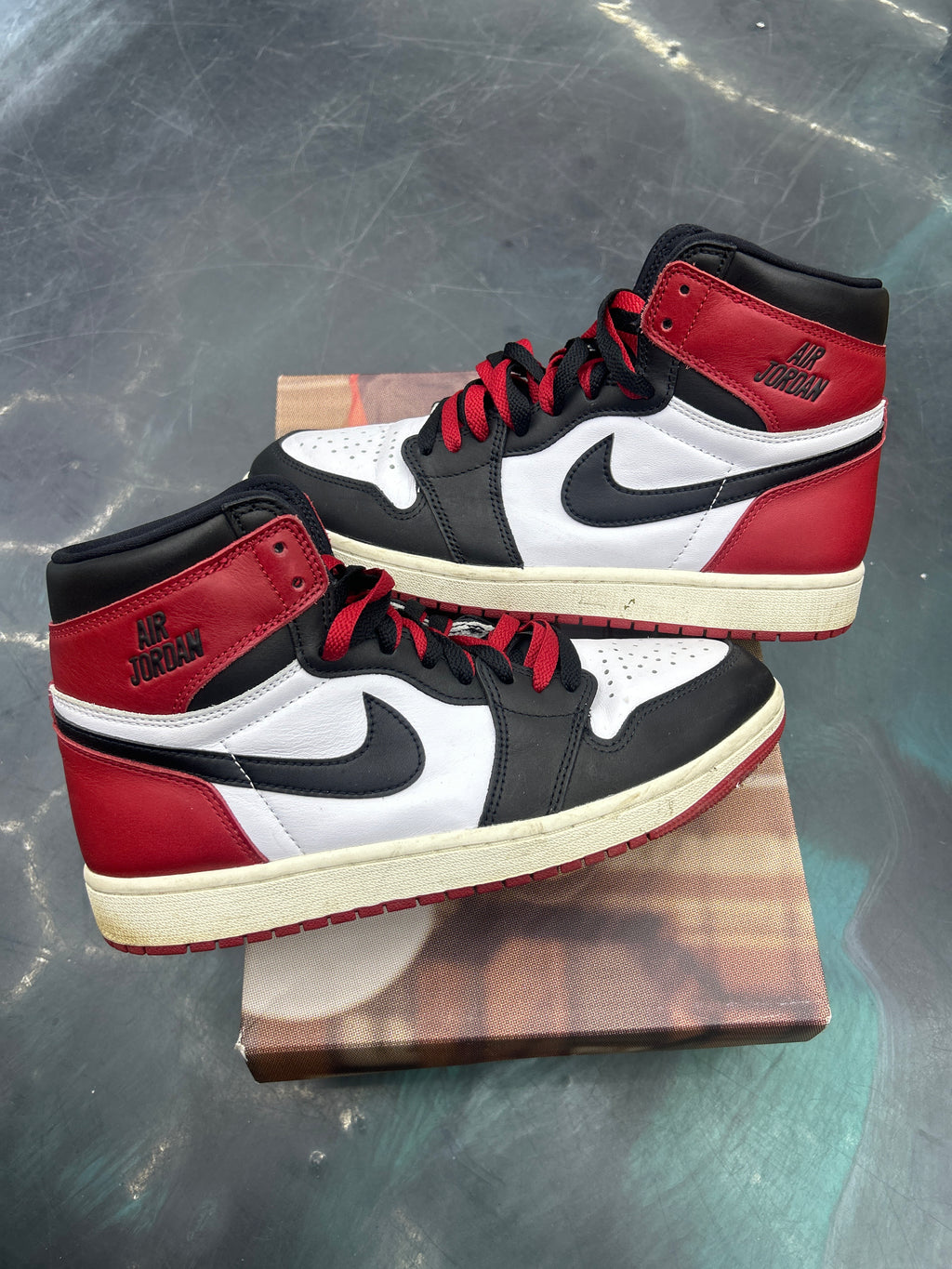 JORDAN 1 RETRO HIGH OG BLACK TOE REIMAGINED PRE OWNED SIZE 9