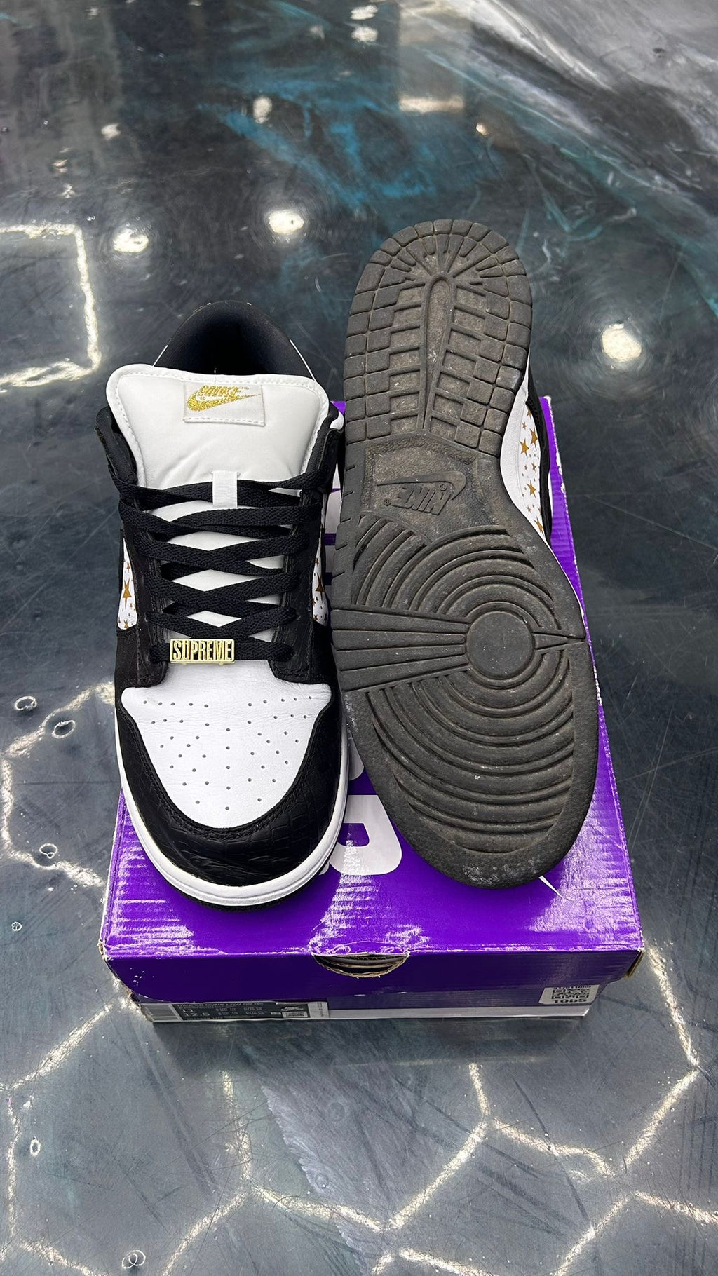 NIKE SB DUNK LOW SUPREME STARS BLACK PRE OWNED SIZE 11