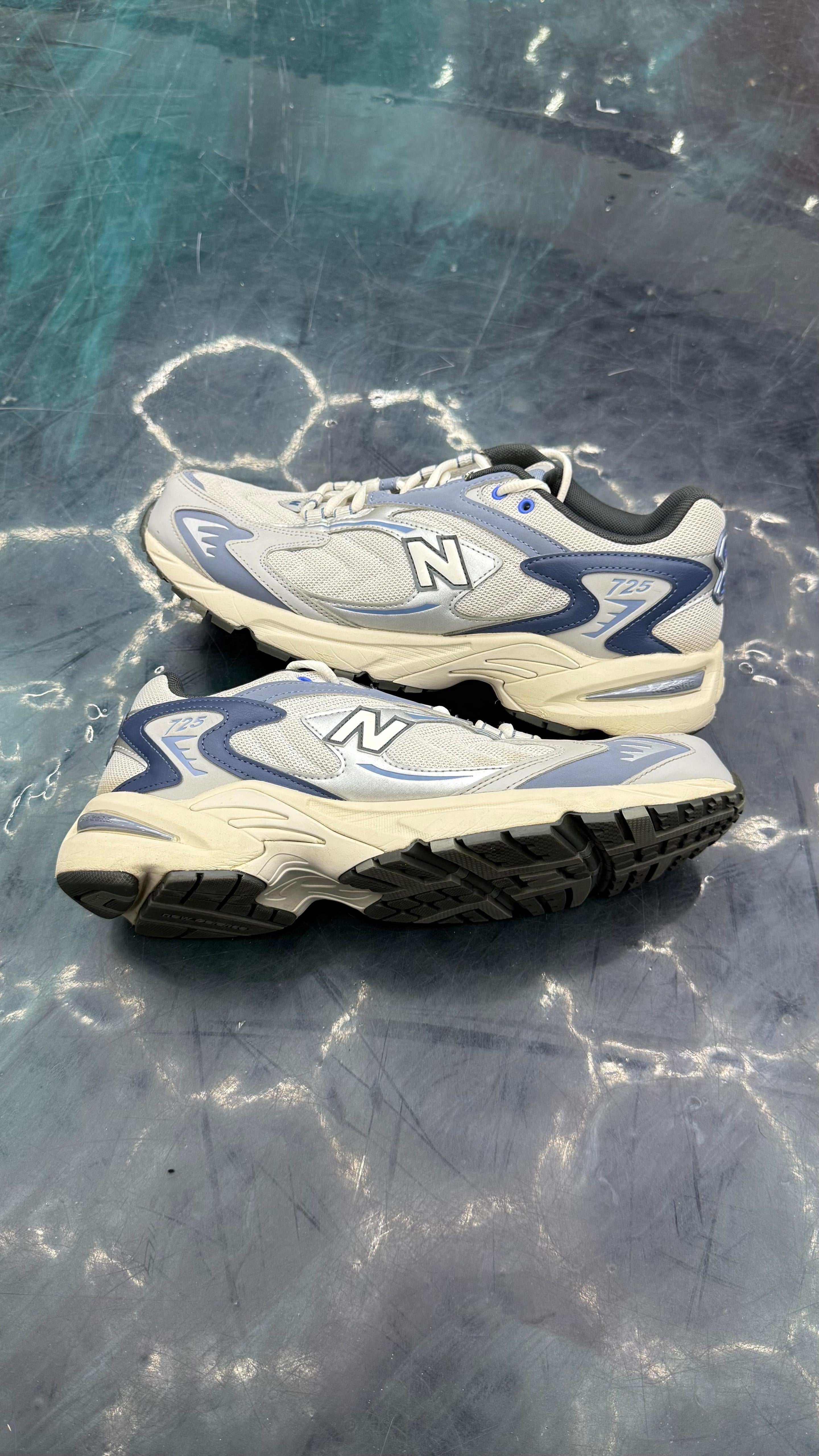 NEW BALANCE 725 PRE OWNED SIZE 12 NO BOX