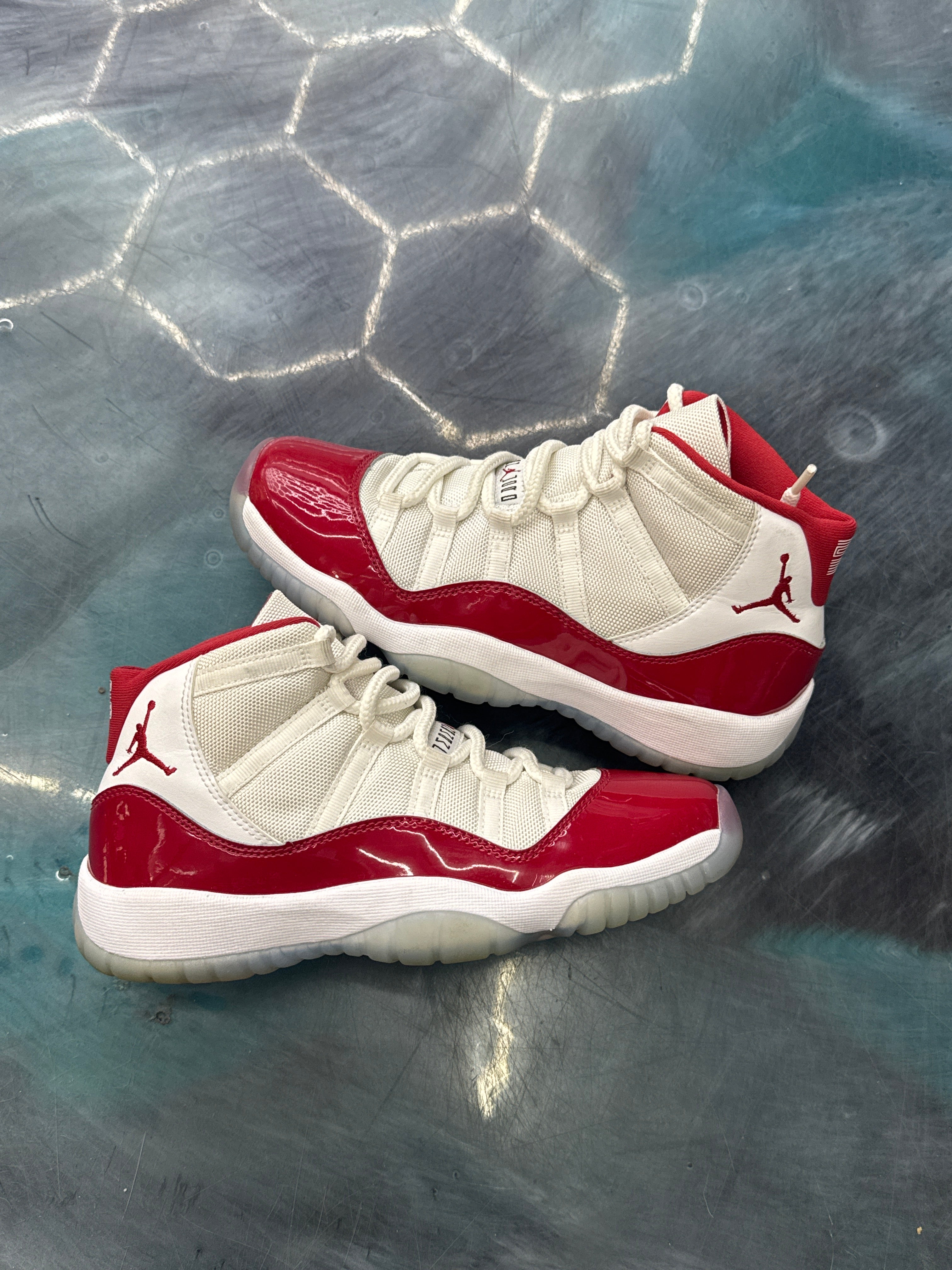 JORDAN 11 RETRO CHERRY GS PRE OWNED SIZE 6Y NO BOX