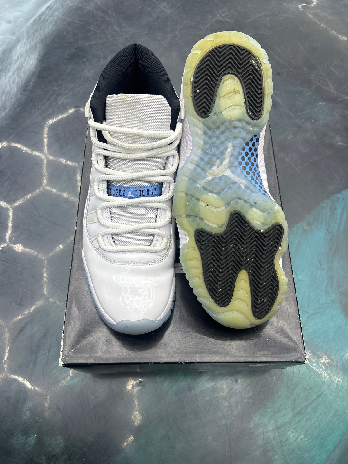 JORDAN 11 RETRO LEGEND BLUE PREOWNED SIZE 9.5