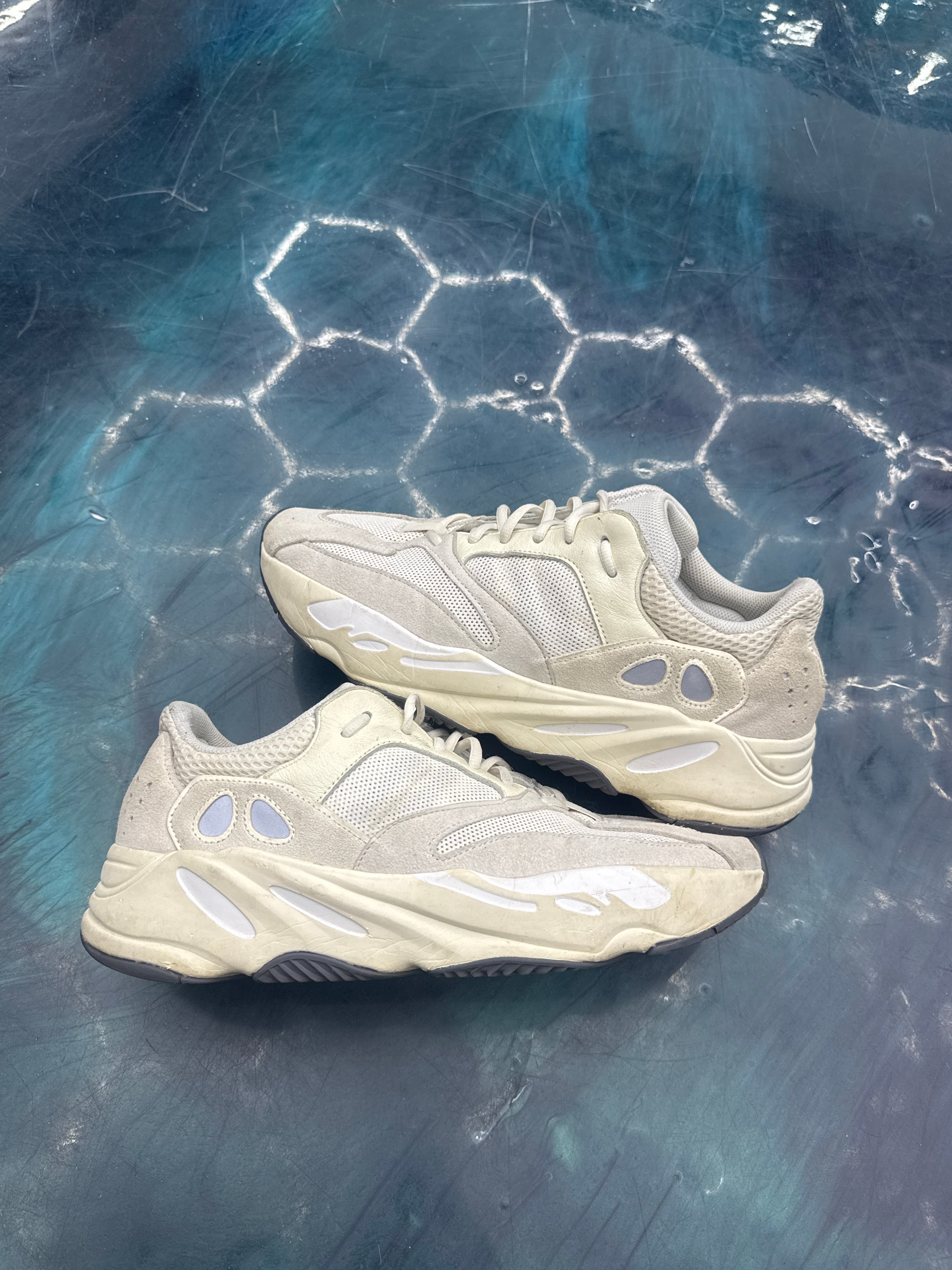 ADIDAS YEEZY BOOST 700 ANALOG PRE OWNED SIZE 12.5