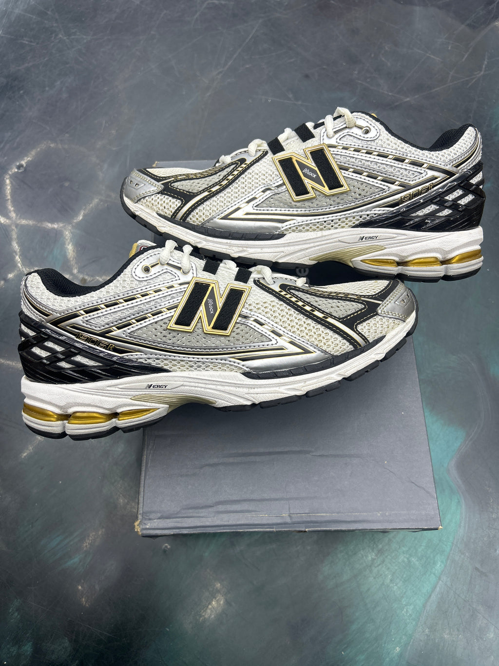 NEW BALANCE 1906R WHITE METALLIC GOLD PREOWNED SIZE 9.5