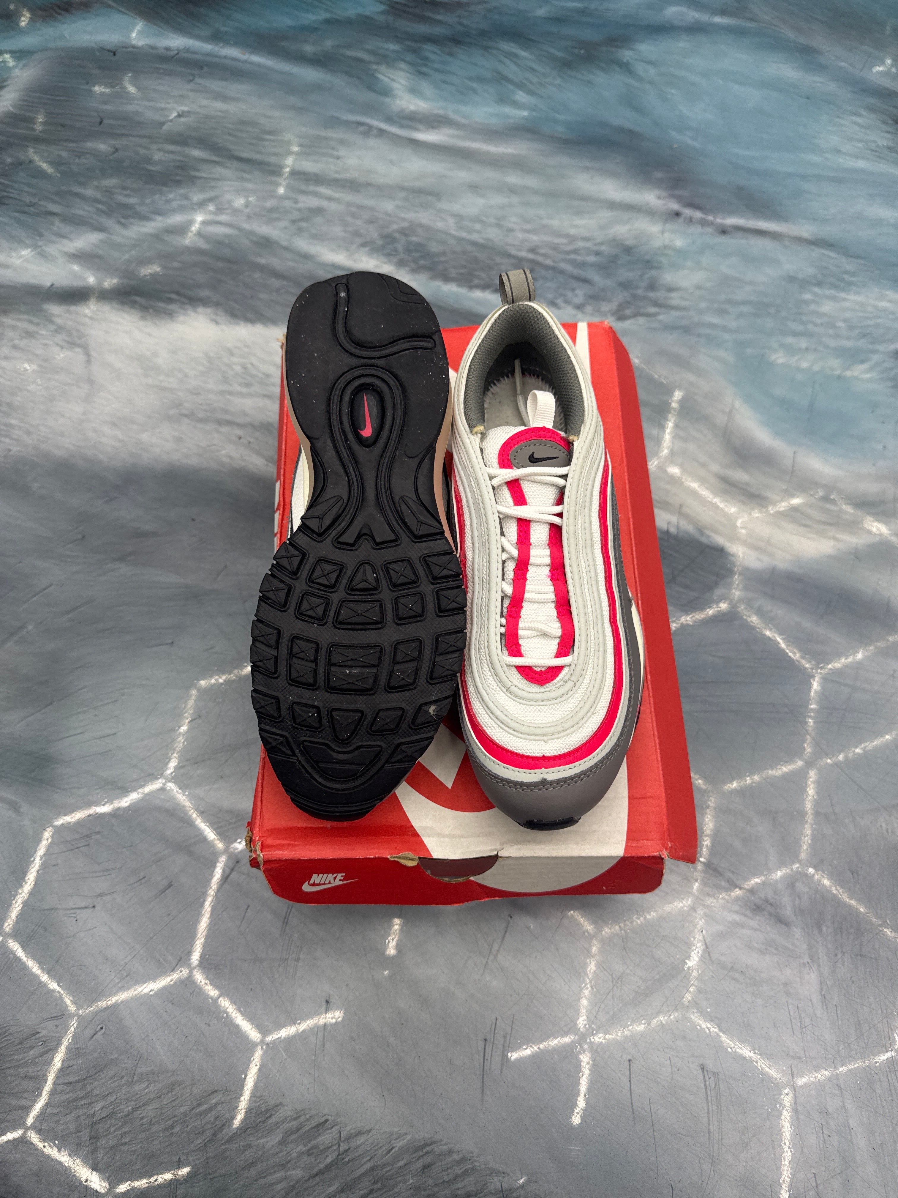 NIKE AIR MAX 97 PRE OWNED SIZE 6Y