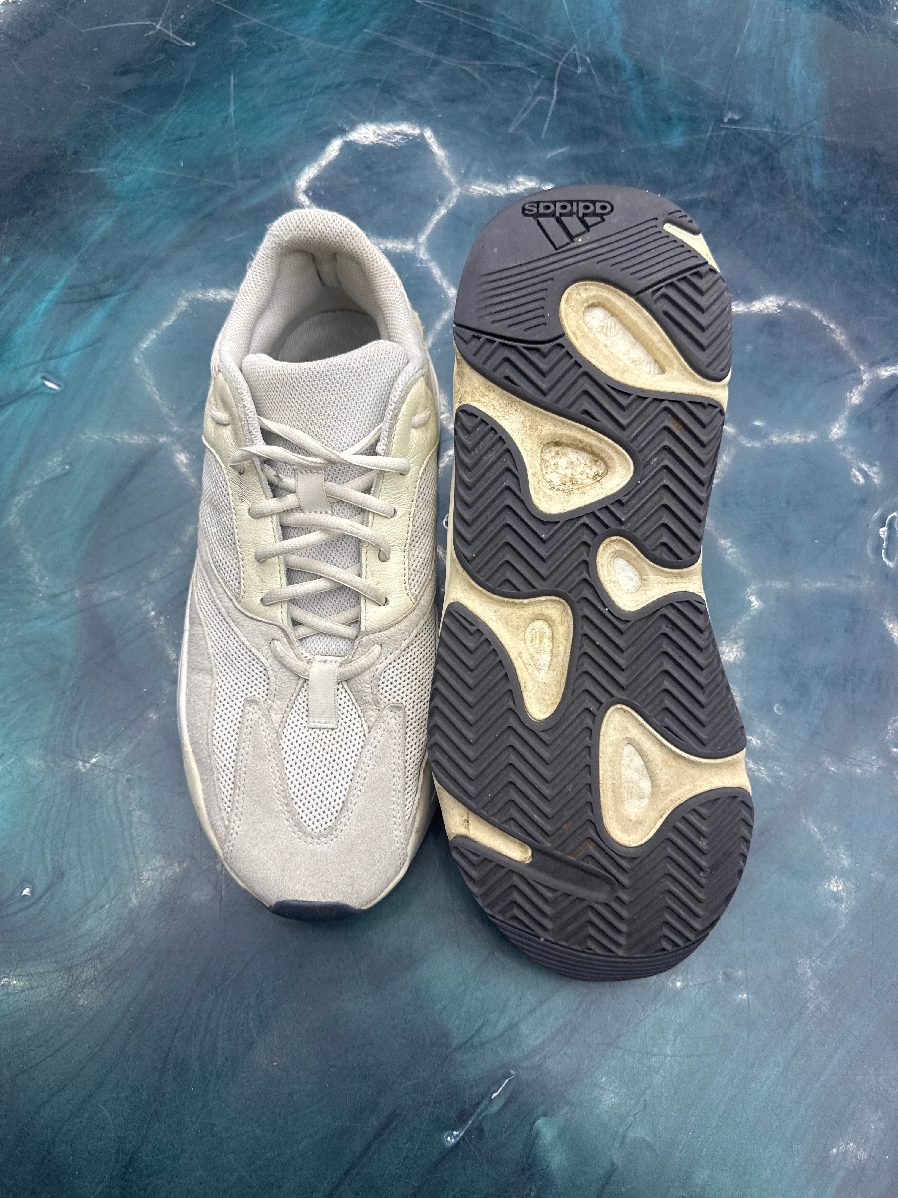 ADIDAS YEEZY BOOST 700 ANALOG PRE OWNED SIZE 12.5