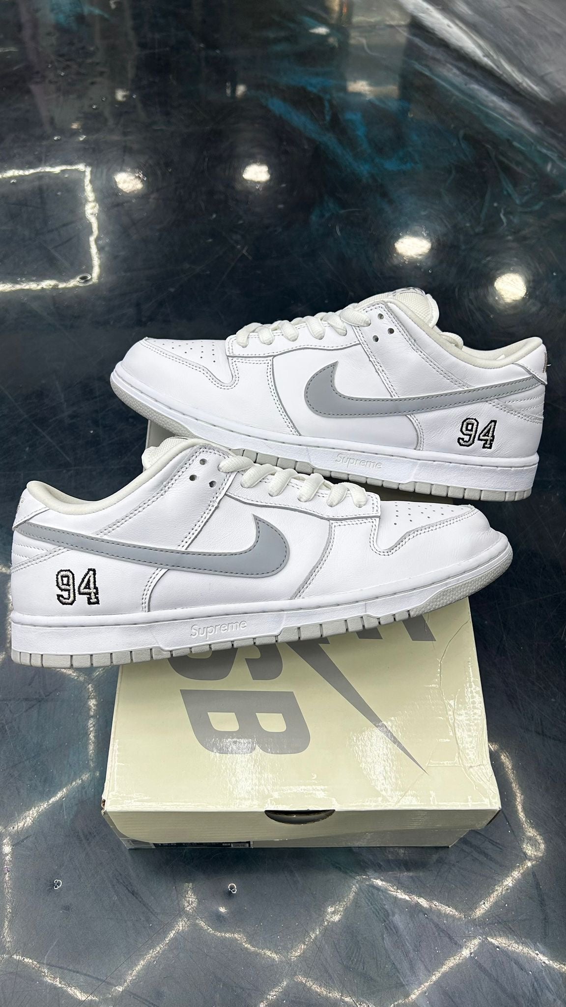 NIKE SB DUNK Low SUPREME 94 SUPREME WHITE METALLIC SILVER PRE OWNED SIZE 11