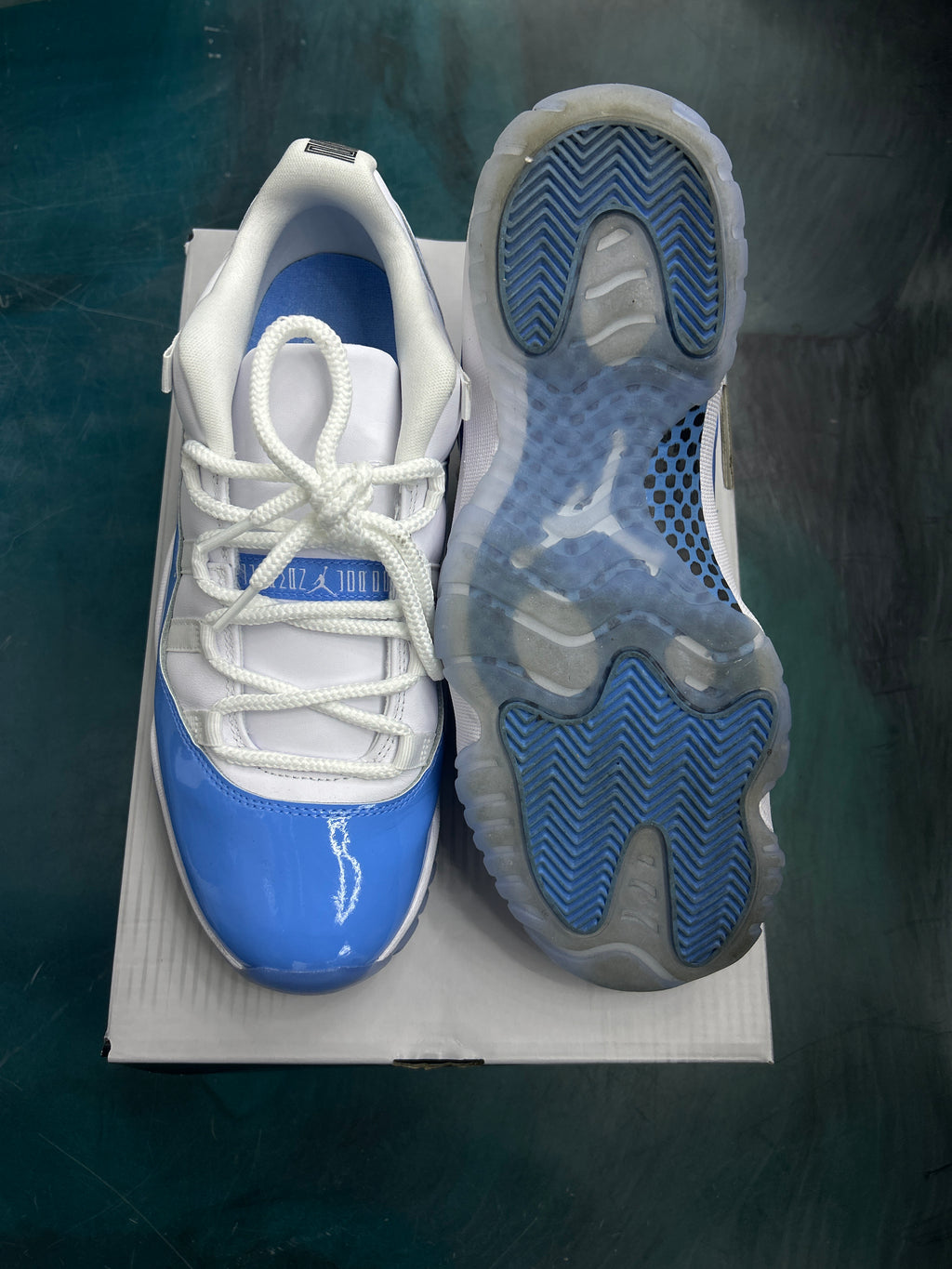 JORDAN 11 RETRO LOW UNIVERSITY BLUE SIZE 9.5 PRE OWNED