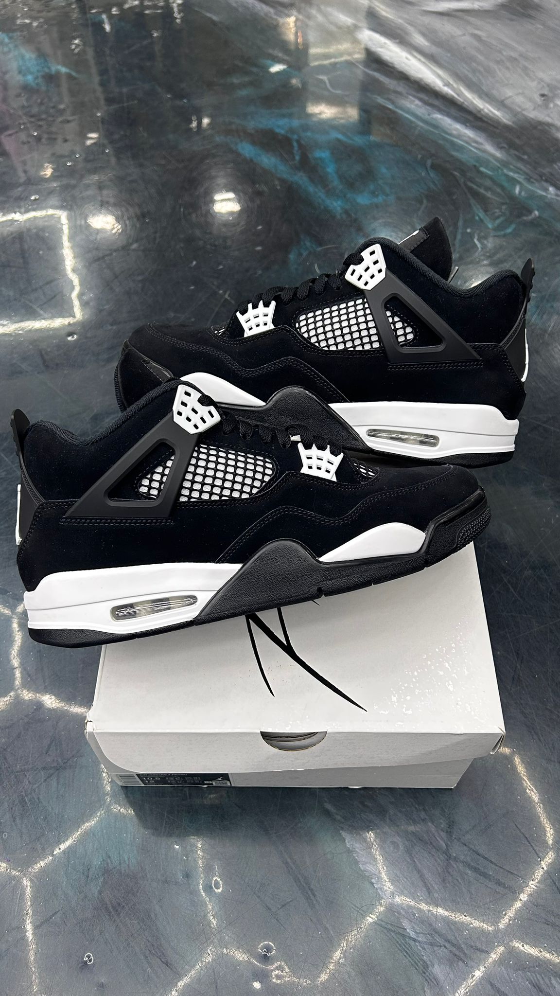 JORDAN 4 RETRO WHITE THUNDER PRE OWNED SIZE 11
