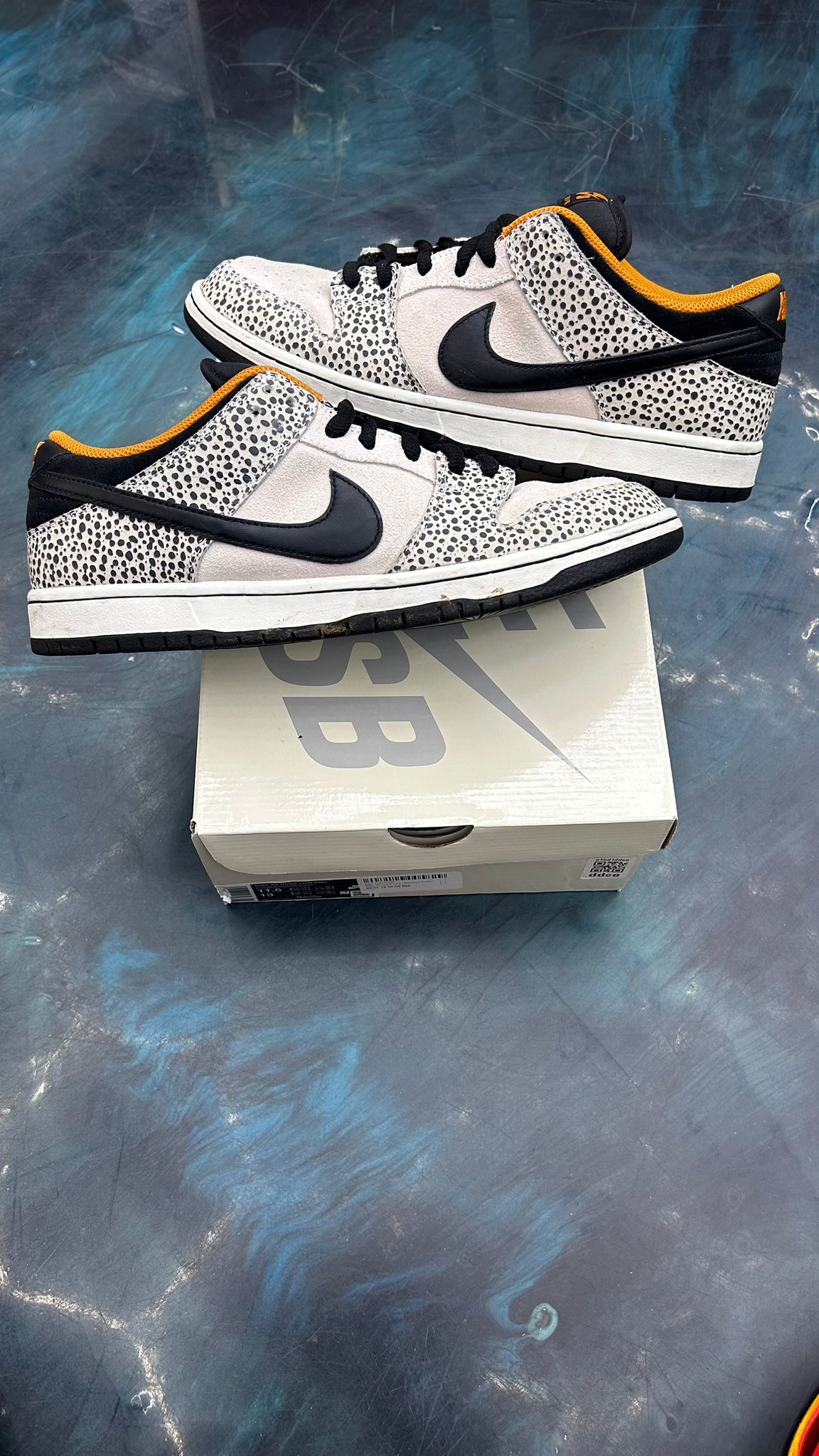 NIKE SB DUNK LOW SAFARI PRE OWNED SIZE 11.5