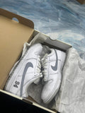 NIKE SB DUNK LOW SUPREME 94 WHITE METALLIC SILVER PRE OWNED SIZE 10