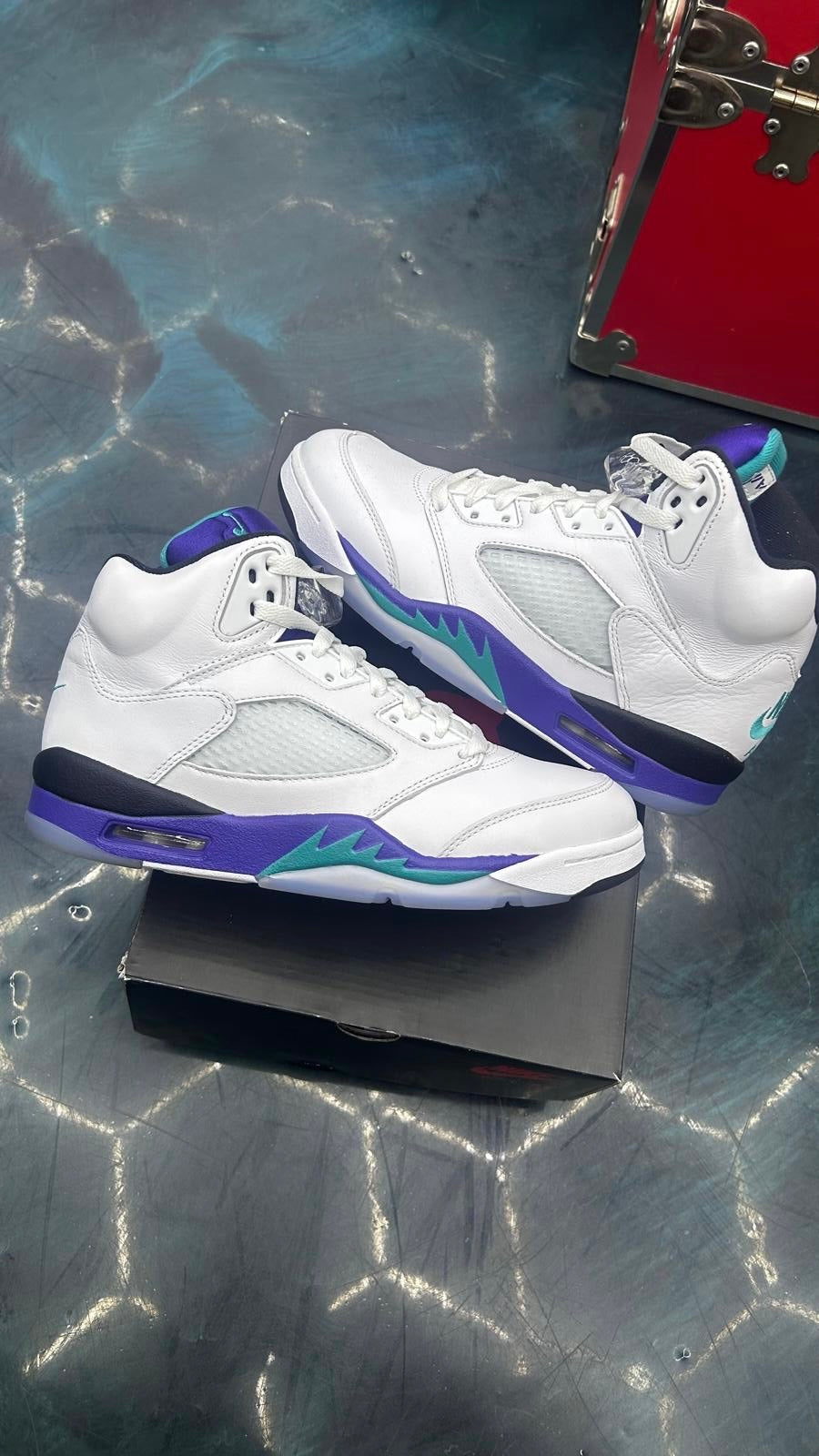 JORDAN 5 RETRO GRAPE PRE OWNED SIZE 8