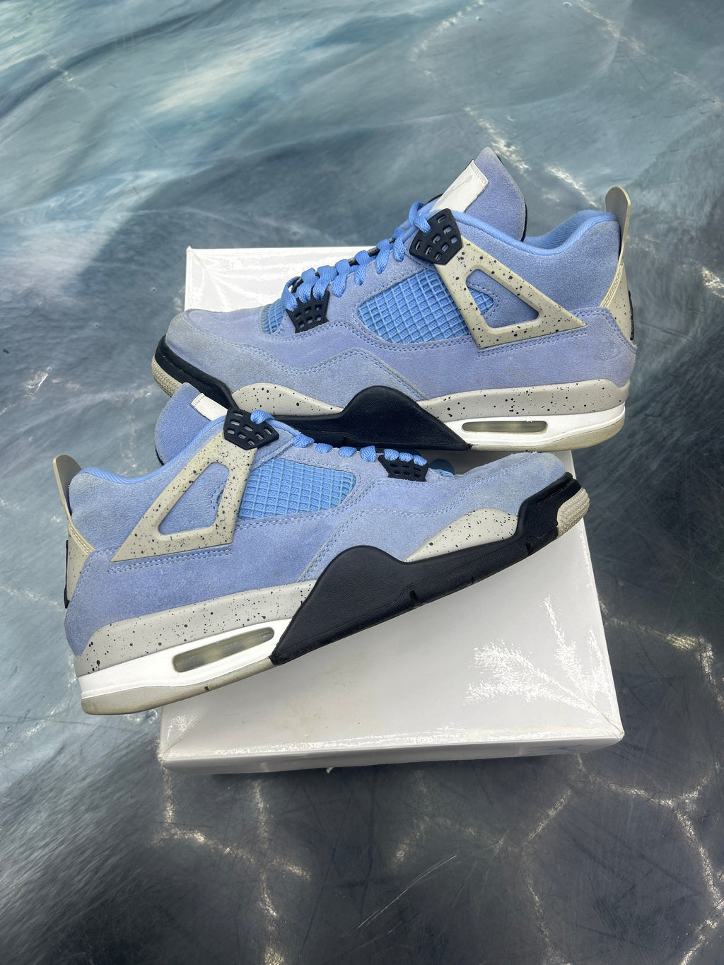 JORDAN 4 RETRO UNIVERSITY BLUE SIZE 10 PRE-OWNED