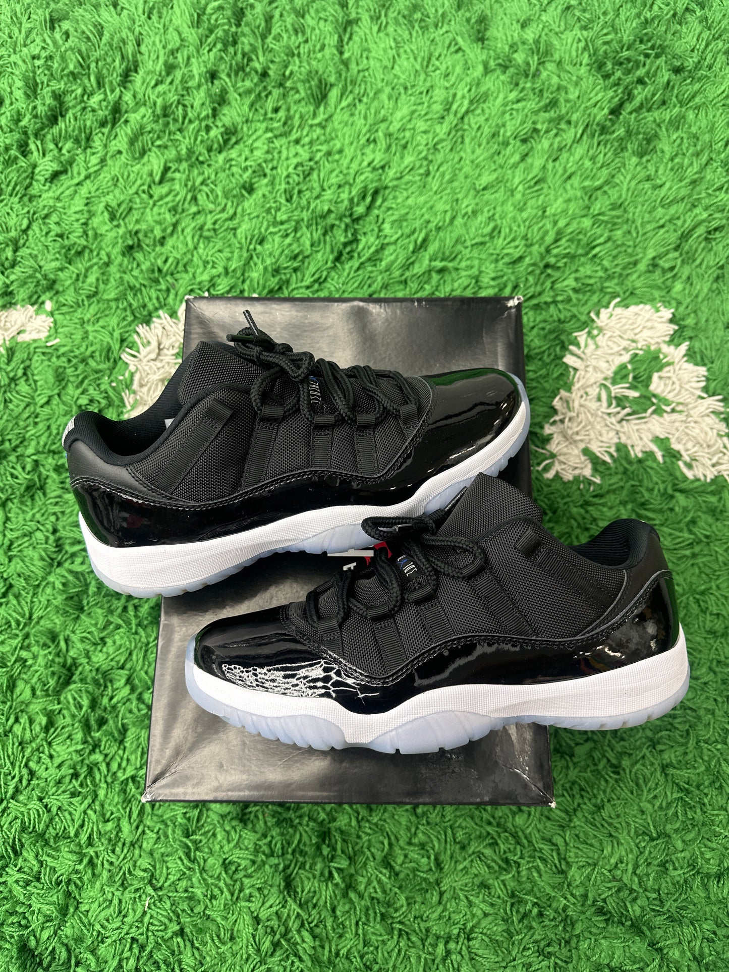 JORDAN 11 RETRO LOW SPACE JAM PRE-OWNED SIZE 9.5