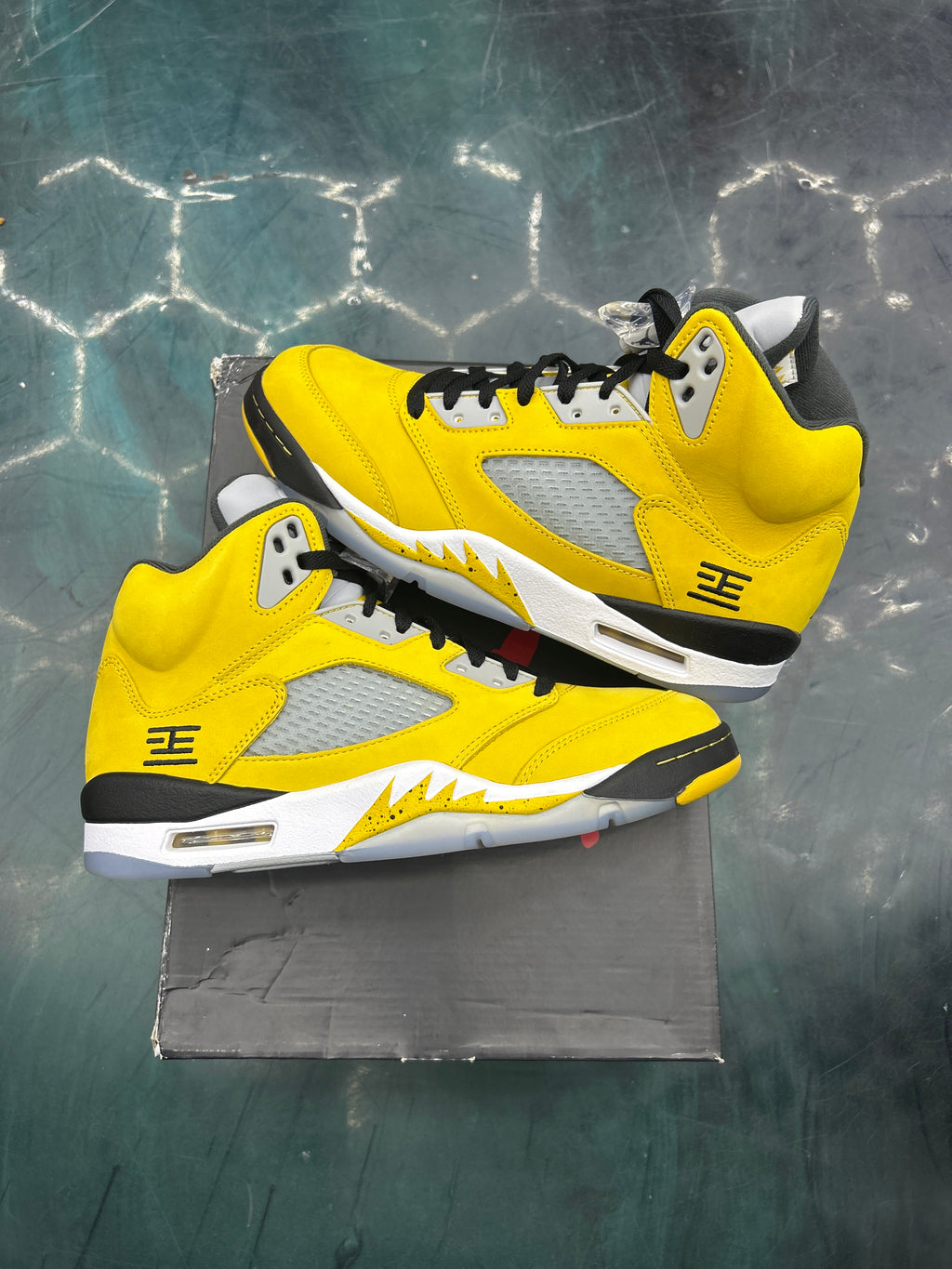 JORDAN 5 RETRO TOKYO T23 (2025)  BRAND NEW YELLOWING SIZE 8.5