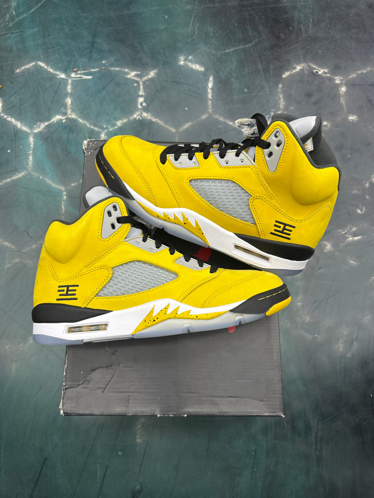 JORDAN 5 RETRO TOKYO T23 (2025)  BRAND NEW YELLOWING SIZE 8.5