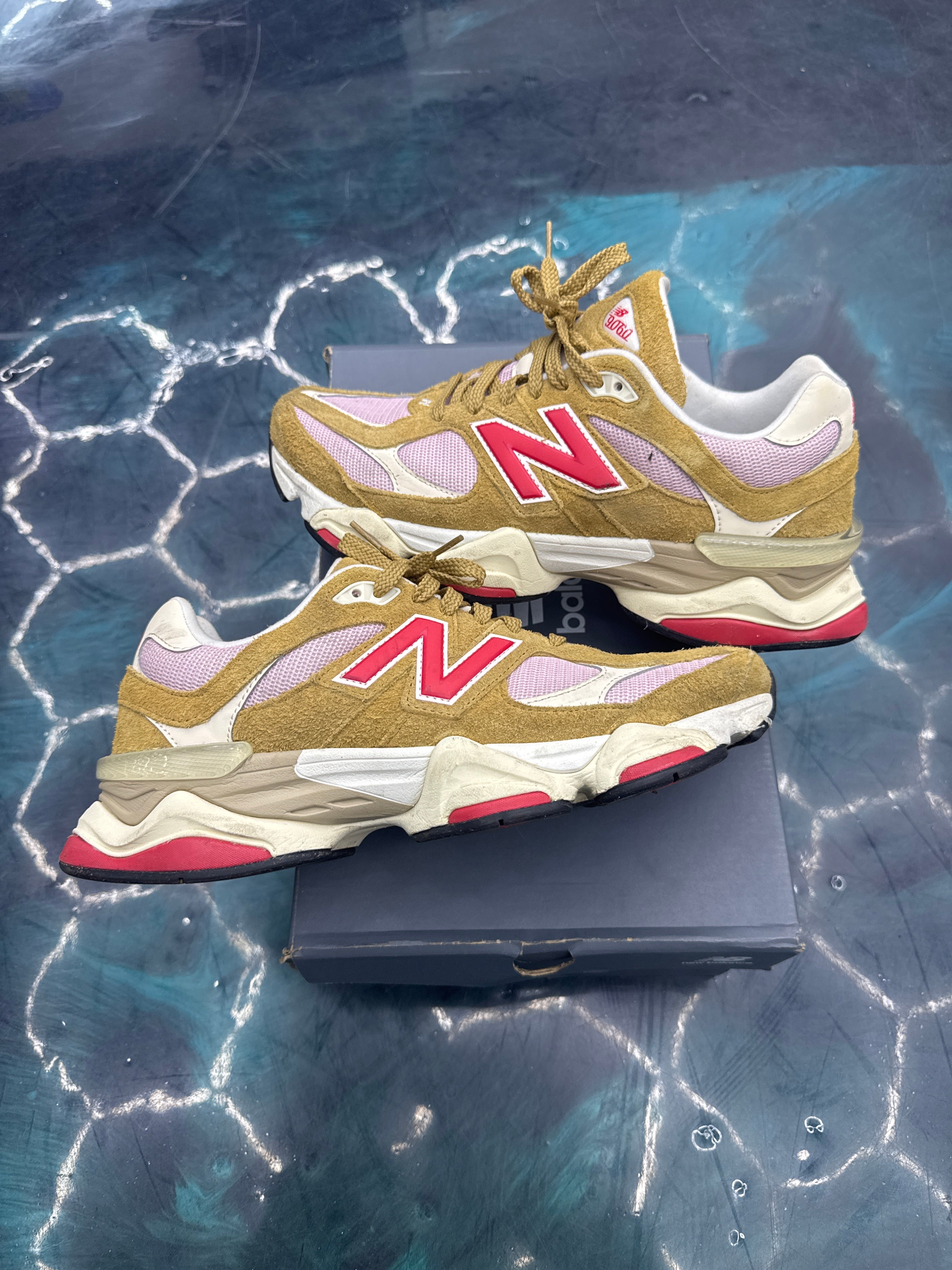 NEW BALANCE 9060 GREAT PLAINS TRUE RED PRE OWNED SIZE 10.5