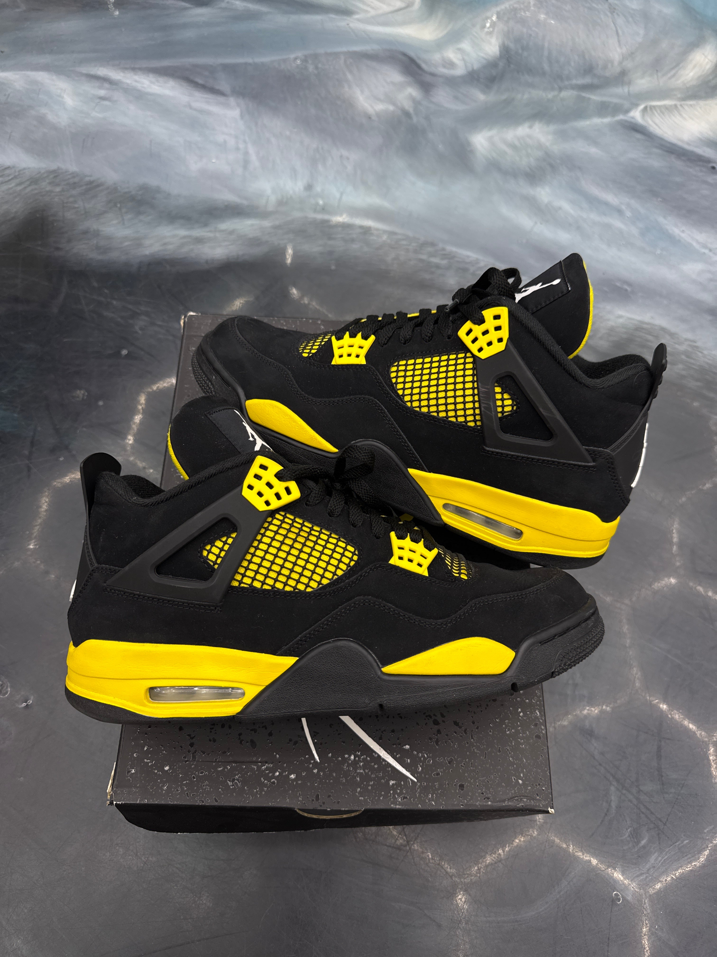 JORDAN 4 RETRO THUNDER PRE OWNED SIZE 12