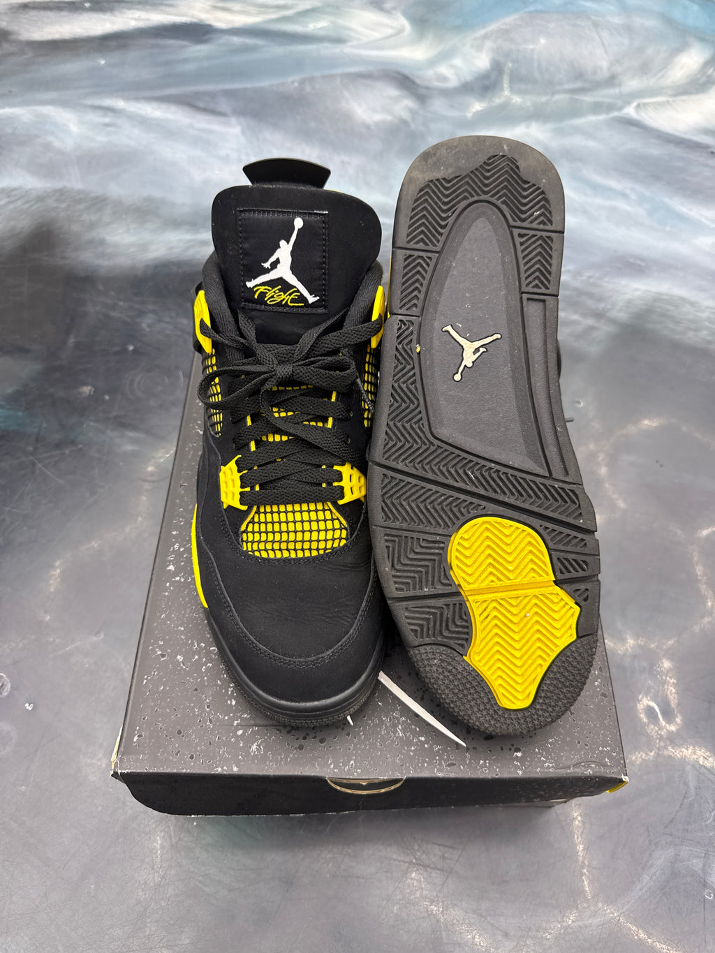 JORDAN 4 RETRO THUNDER PRE OWNED SIZE 12