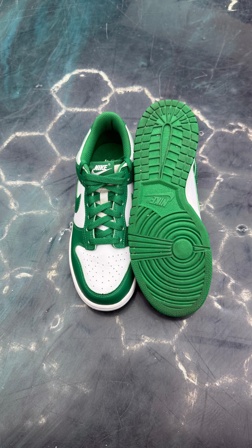 NIKE DUNK LOW PRE OWNED SIZE 5.5Y NO BOX