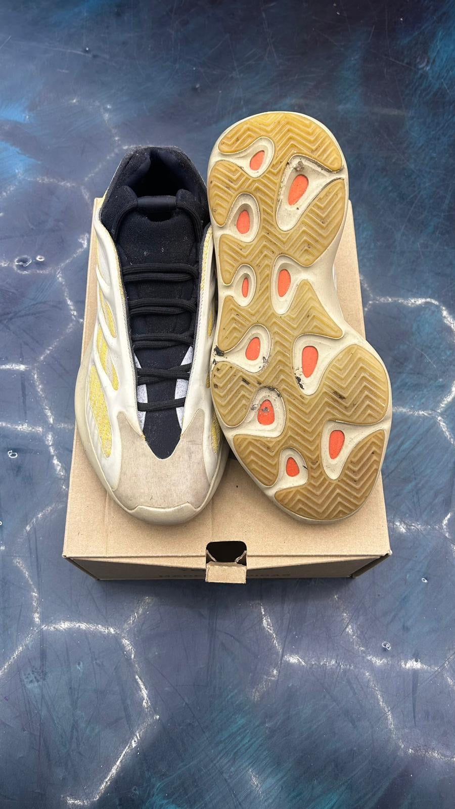 ADIDAS YEEZY 700 V3 SAFFLOWER PRE OWNED SIZE 9.5