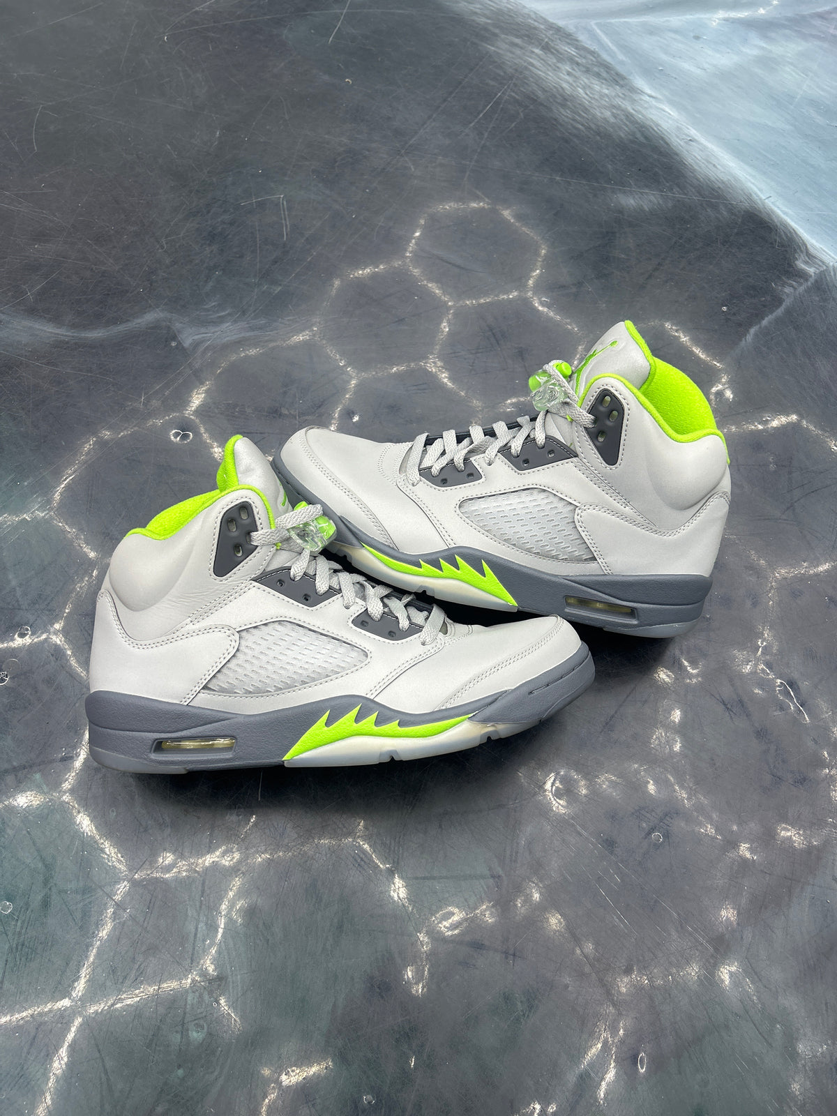 JORDAN 5 RETRO GREEN BEAN PRE OWNED SIZE 9.5
