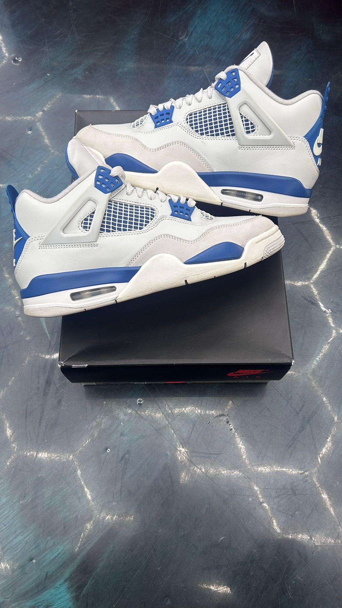 JORDAN 4 RETRO MILITARY BLUE PRE OWNED SIZE 9.5
