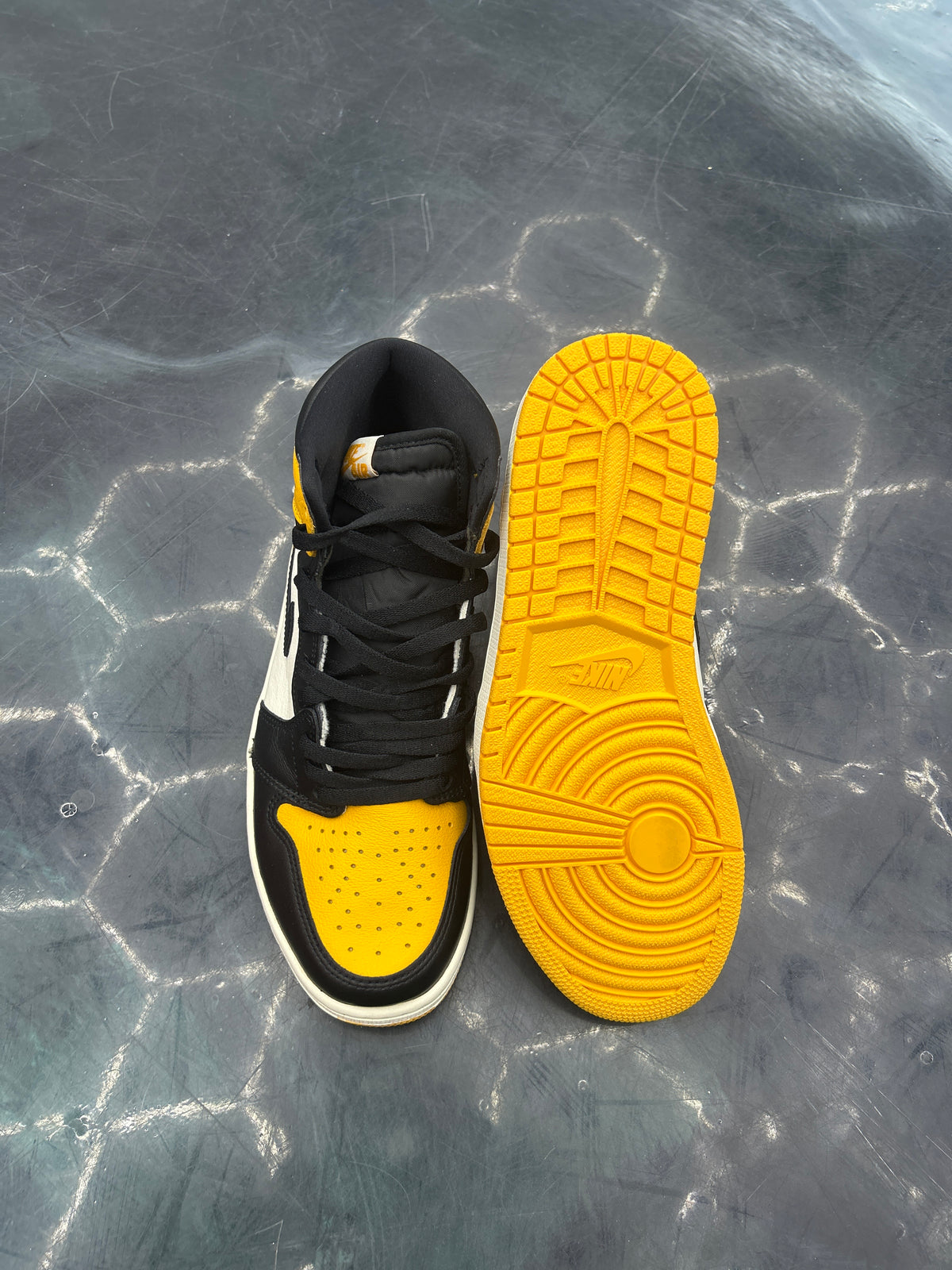 JORDAN 1 YELLOW TOE PRE OWNED (NO BOX) SIZE 10